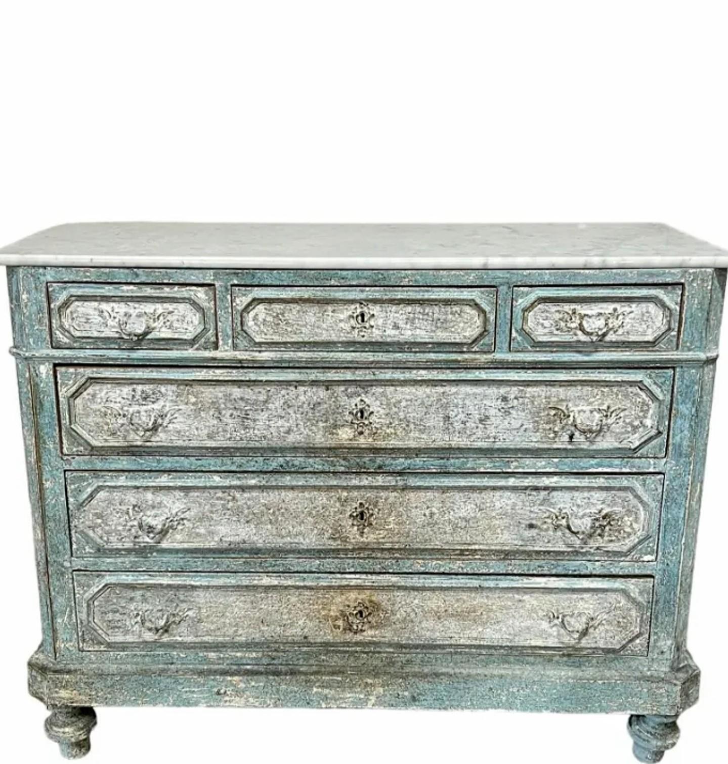 A stunning period Louis XVI (1774-1793) French commode in the original paint finish. 

Hand-crafted in France in the 18th century, exceptionally executed in refined luxurious Neoclassical Louis XVI taste, having a rectangular white marble top over