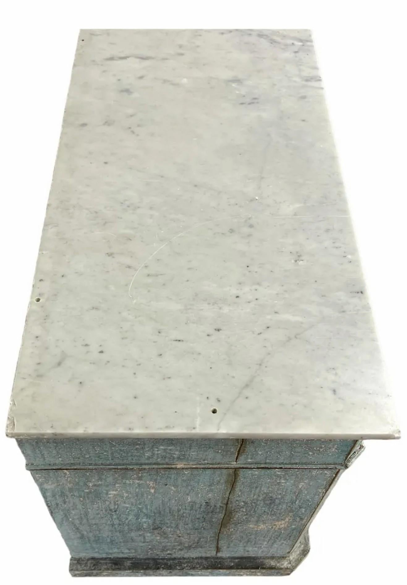 Französisch Louis XVI Zeitraum gemalt Eiche Kommode Kommode (Carrara-Marmor) im Angebot