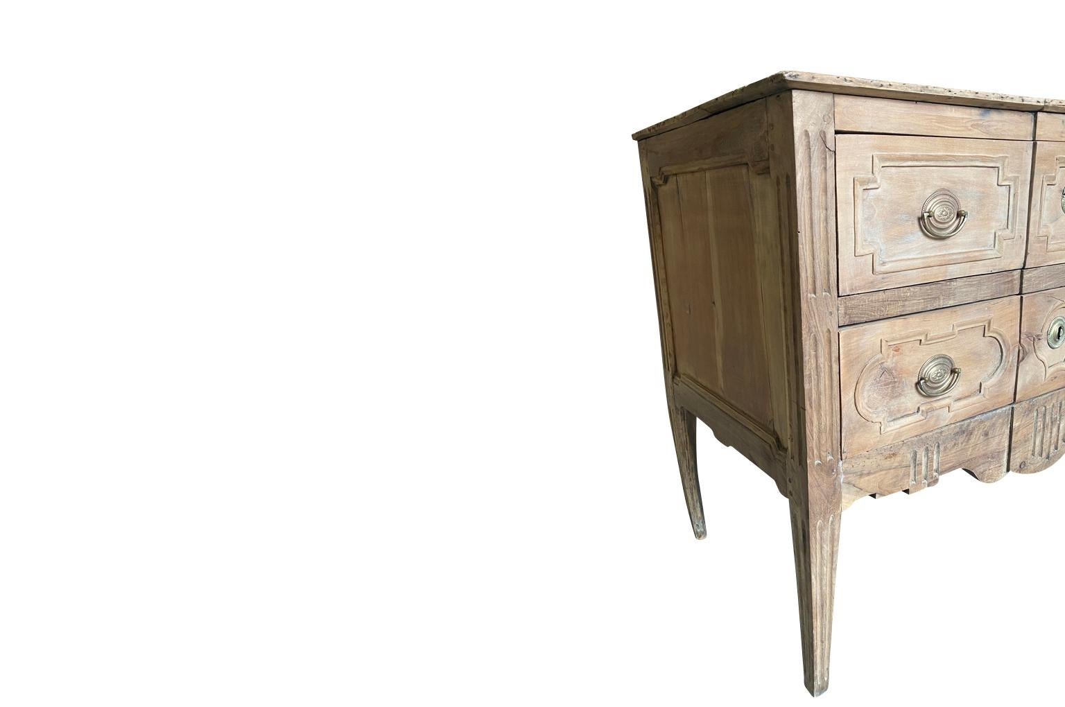 Commode française d'époque Louis XVI en sauteuse en vente 1