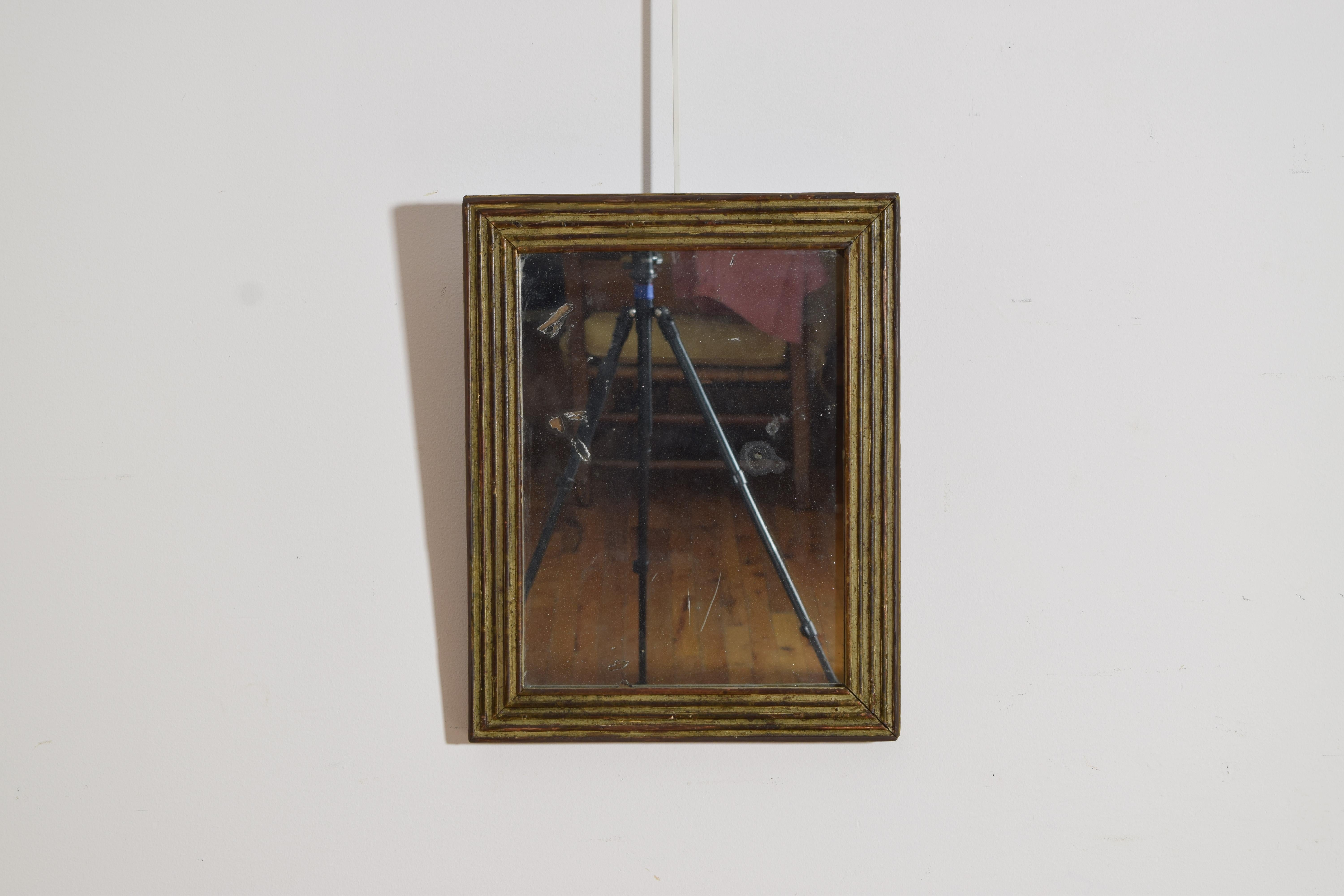 de forma rectangular y con tallas estriadas por todas partes, las superficies plateadas doradas originales descoloridas y enceradas y ahora parecen más bien doradas descoloridas