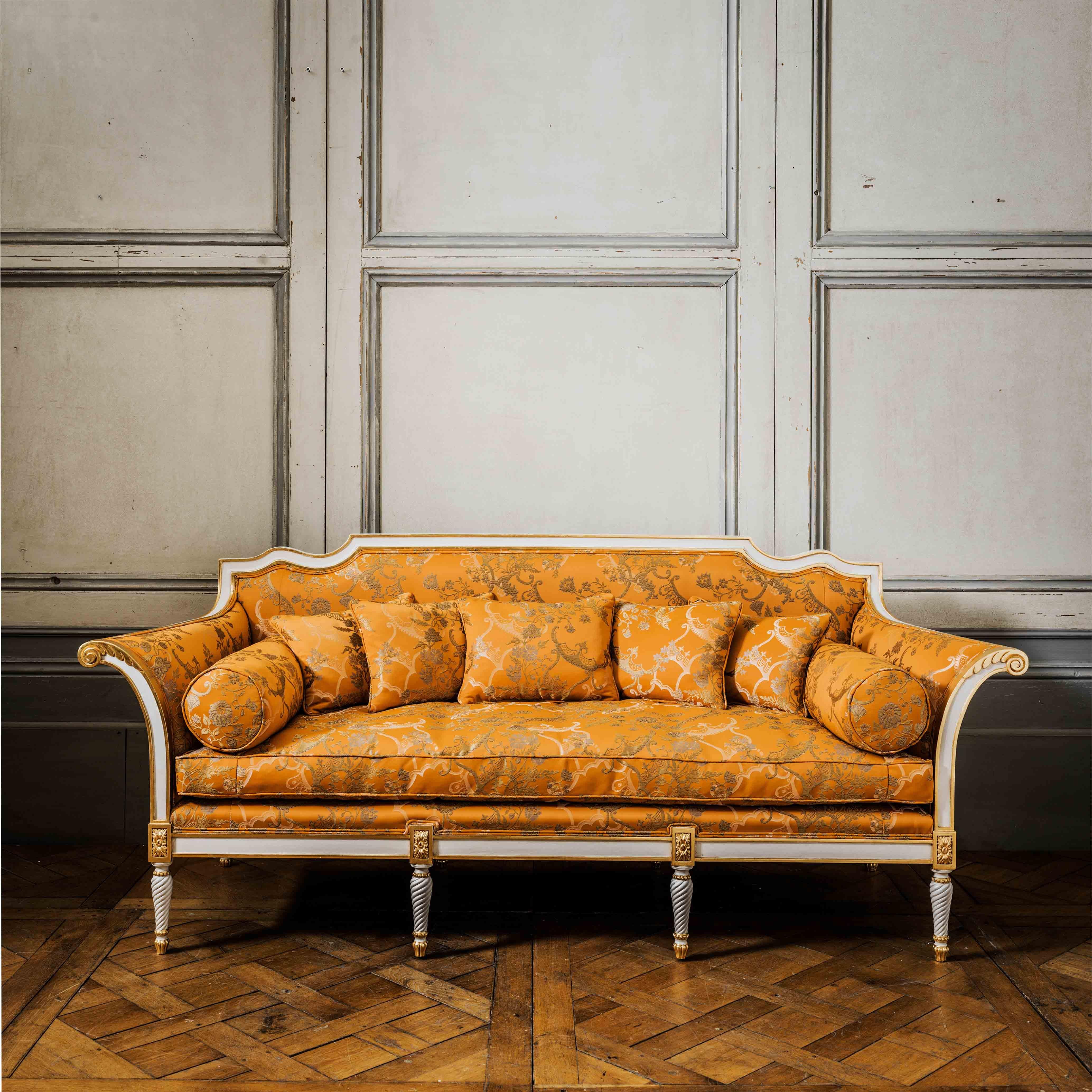 Französisches Sofa im Louis XVI-Stil mit Scroll-Armen von La Maison london (Louis XVI.) im Angebot