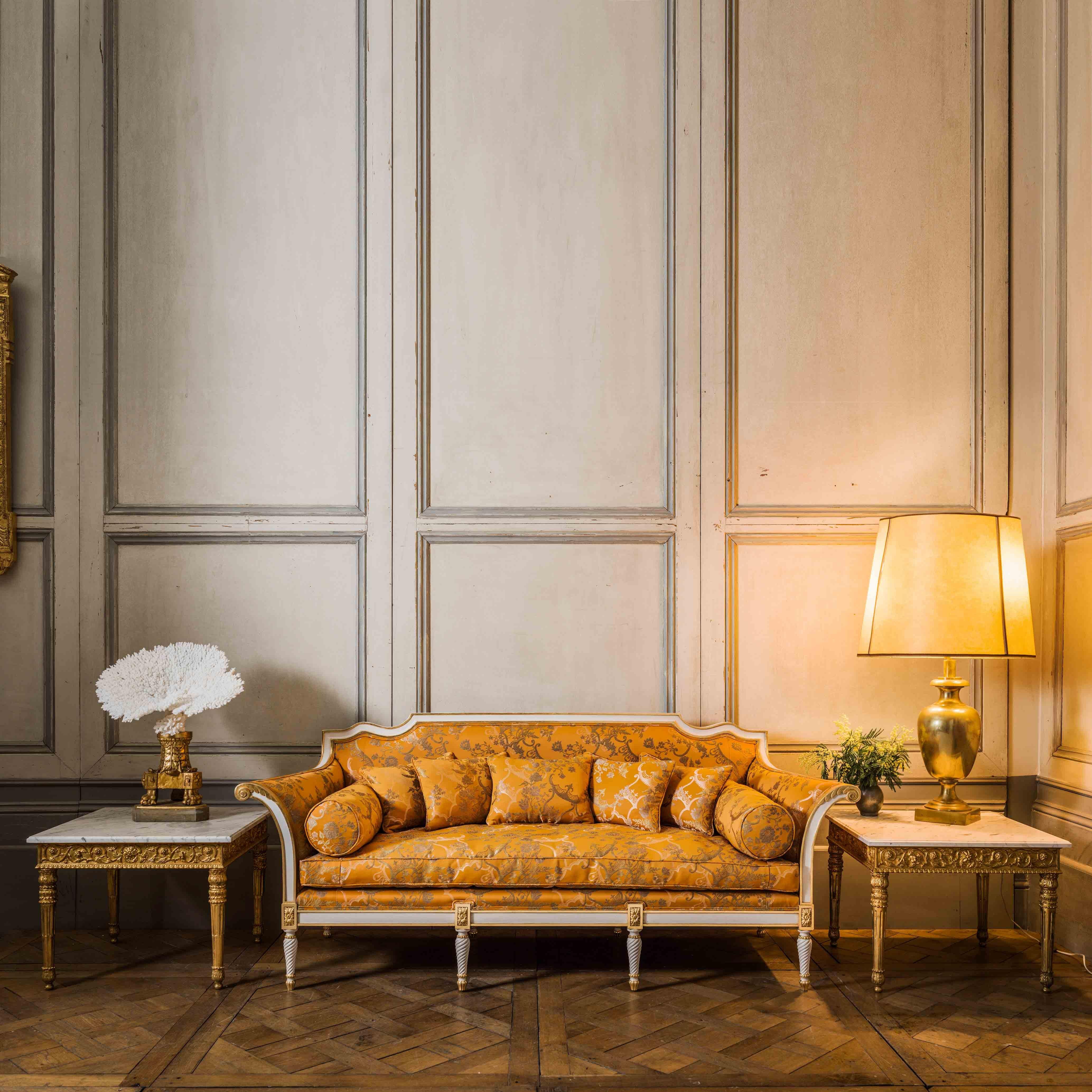 Französisches Sofa im Louis XVI-Stil mit Scroll-Armen von La Maison london (Britisch) im Angebot