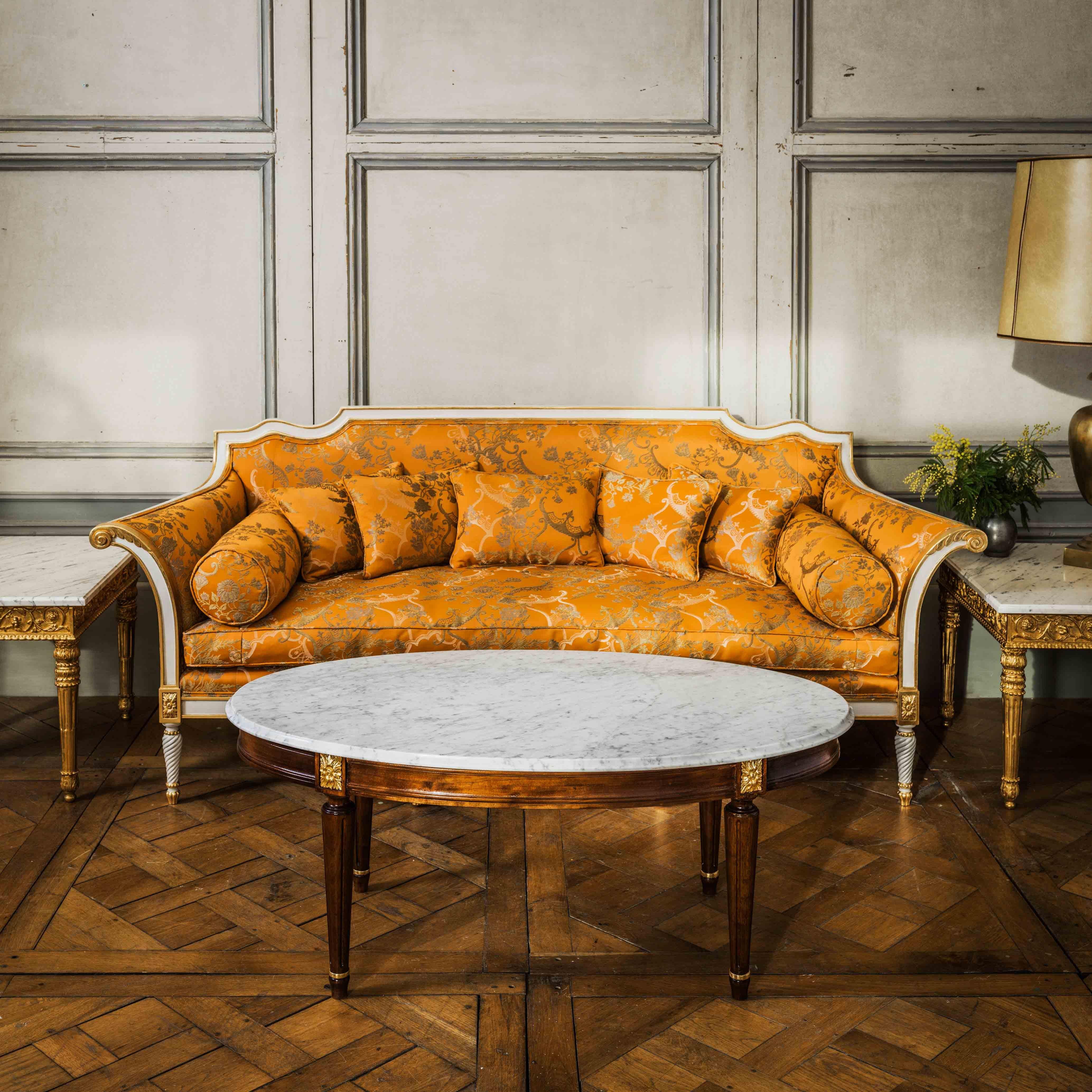 Französisches Sofa im Louis XVI-Stil mit Scroll-Armen von La Maison london (Handgeschnitzt) im Angebot