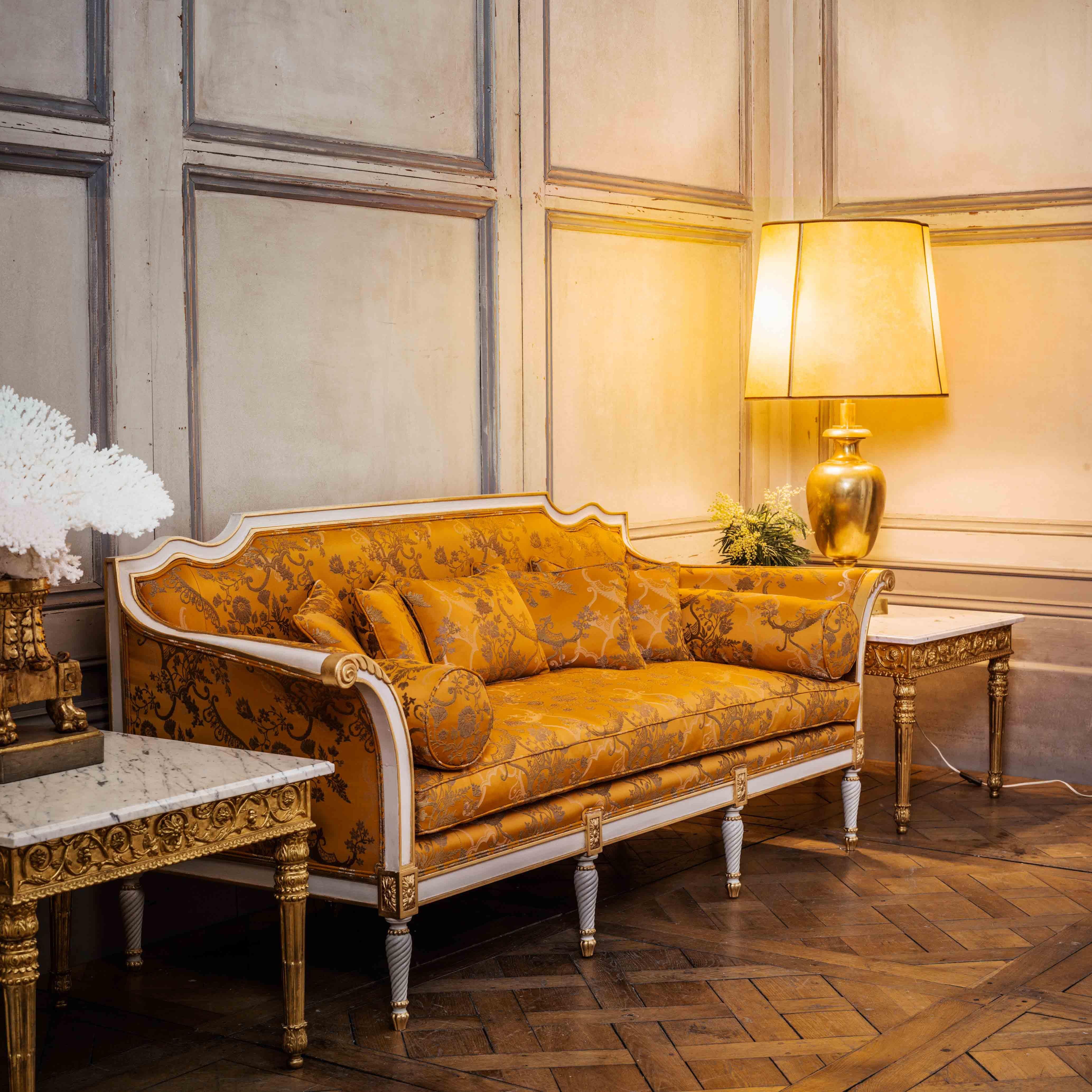 Französisches Sofa im Louis XVI-Stil mit Scroll-Armen von La Maison london im Zustand „Hervorragend“ im Angebot in London, Park Royal