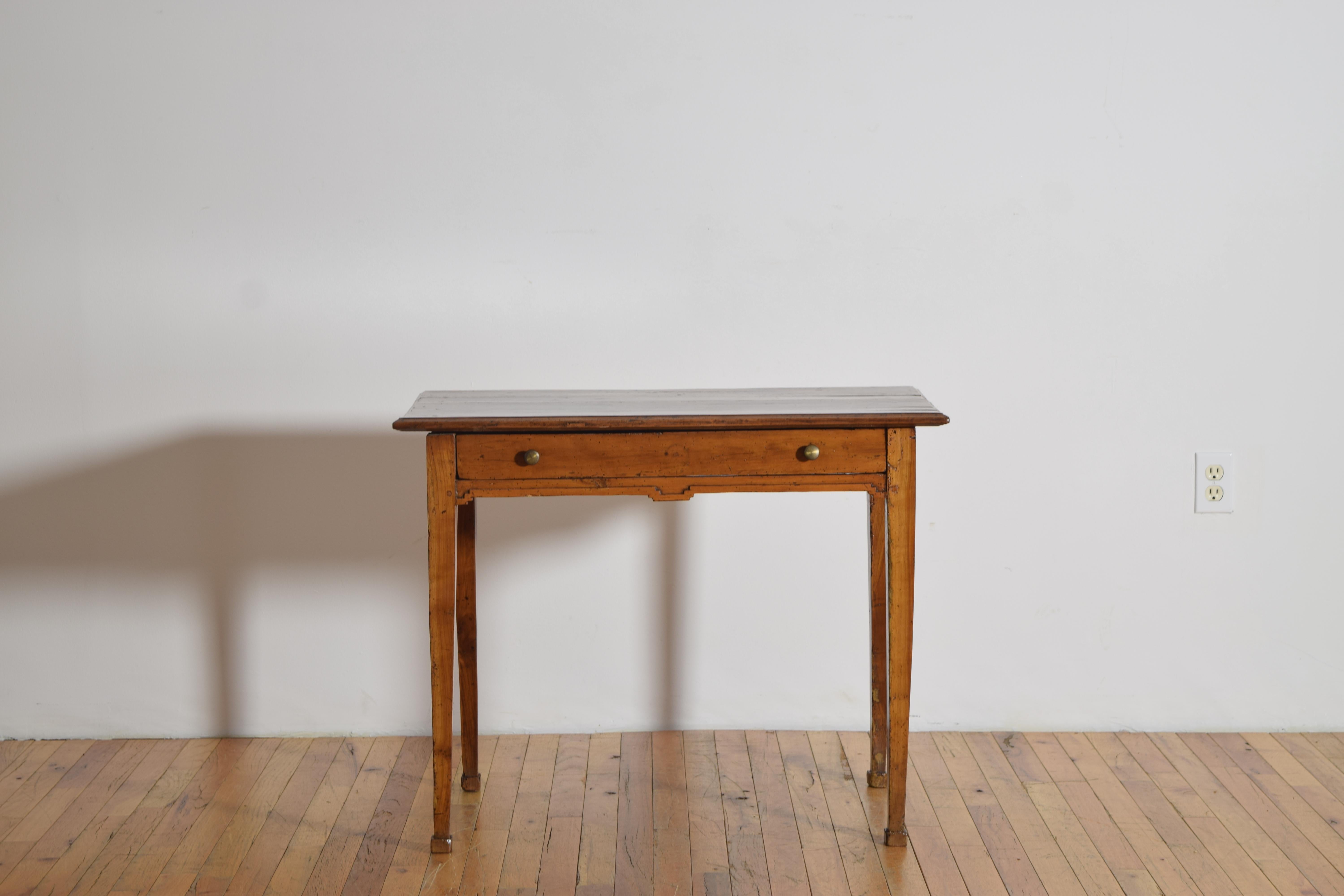 Französischer Louis-XVI-Tisch aus Nussbaum mit 1 Schublade und geformter Schürze, ca. 1790 (Louis XVI.) im Angebot