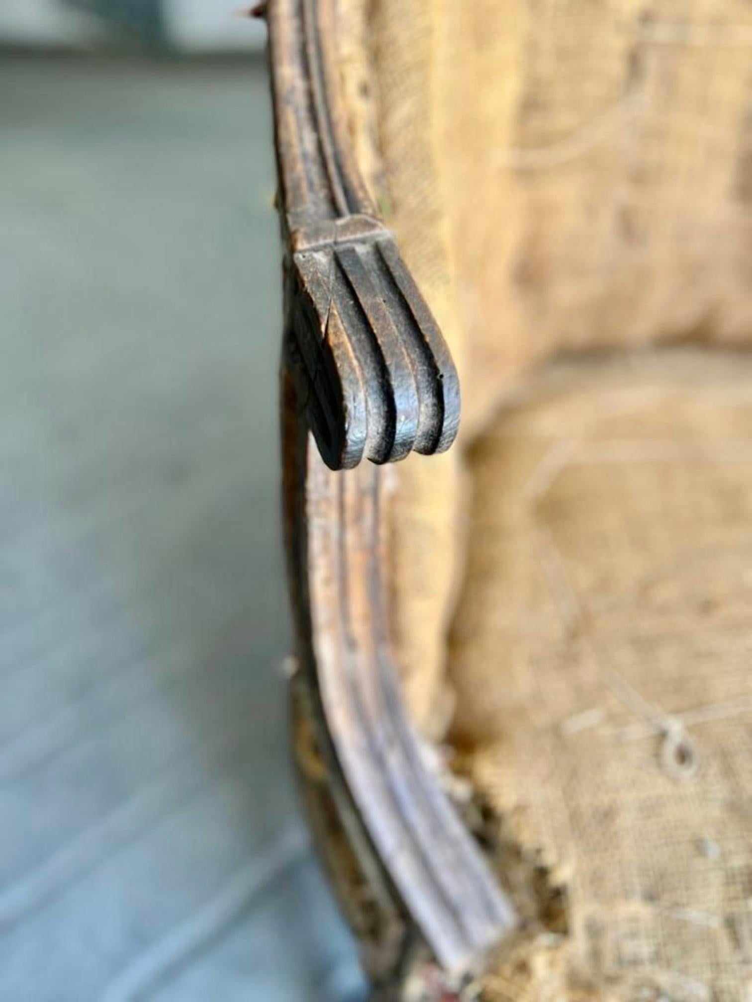 Französisch Louis XVI Periode Nussbaum Hand geschnitzt Canape Sofa en Corbeille im Angebot 10