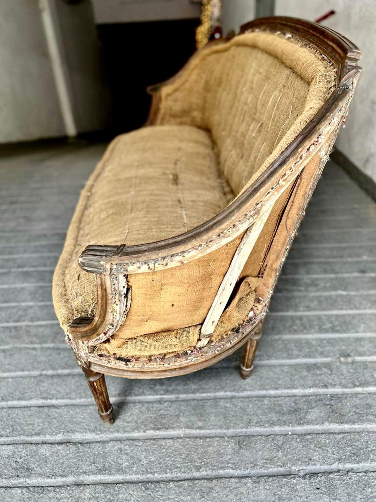 18th Century French Louis XVI Period Walnut Hand Carved Canape Sofa en Corbeille For Sale