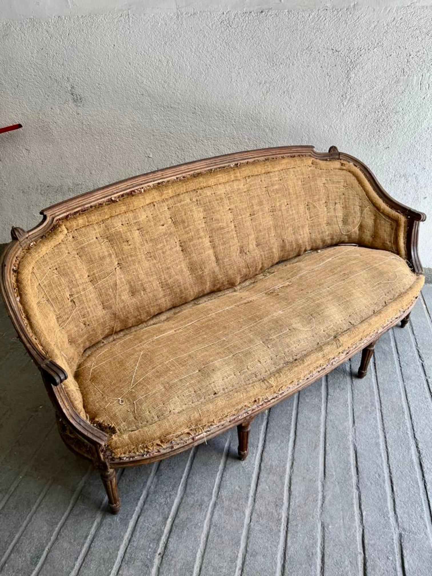 Französisch Louis XVI Periode Nussbaum Hand geschnitzt Canape Sofa en Corbeille im Angebot 1