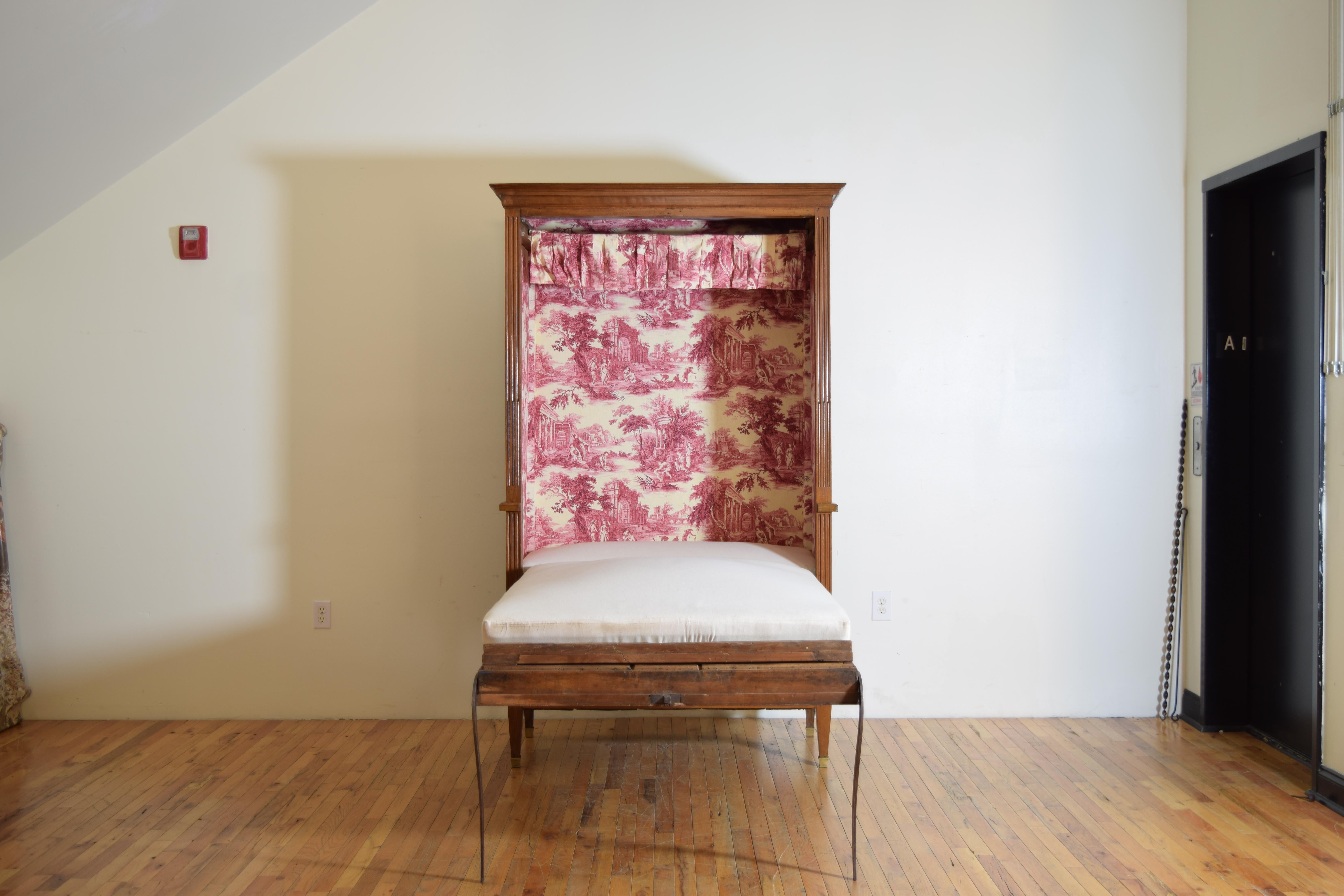 French Louis XVI Period Walnut Lit en Bibliotheque, ca. 1780 For Sale 7