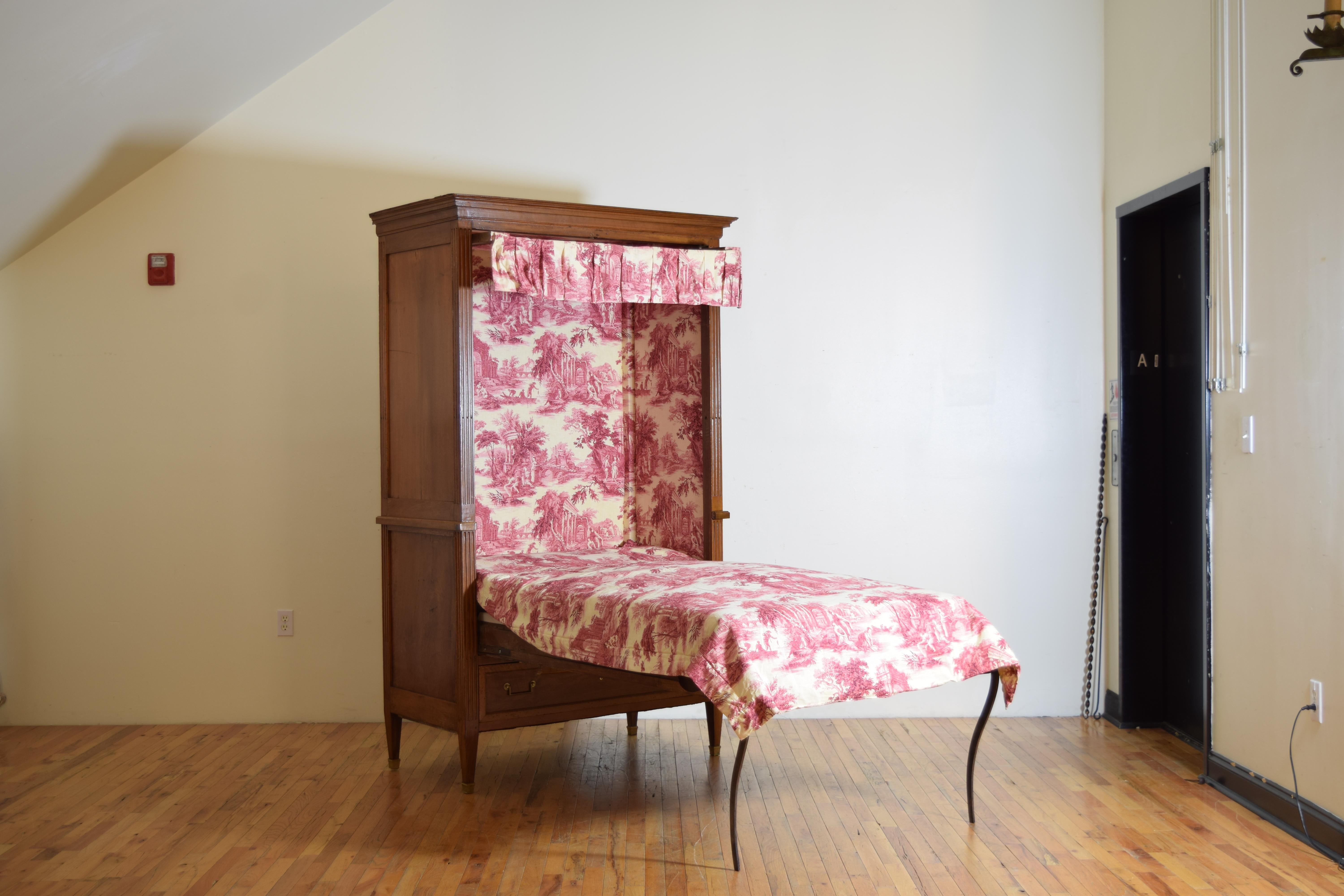 French Louis XVI Period Walnut Lit en Bibliotheque, ca. 1780 In Good Condition For Sale In Atlanta, GA