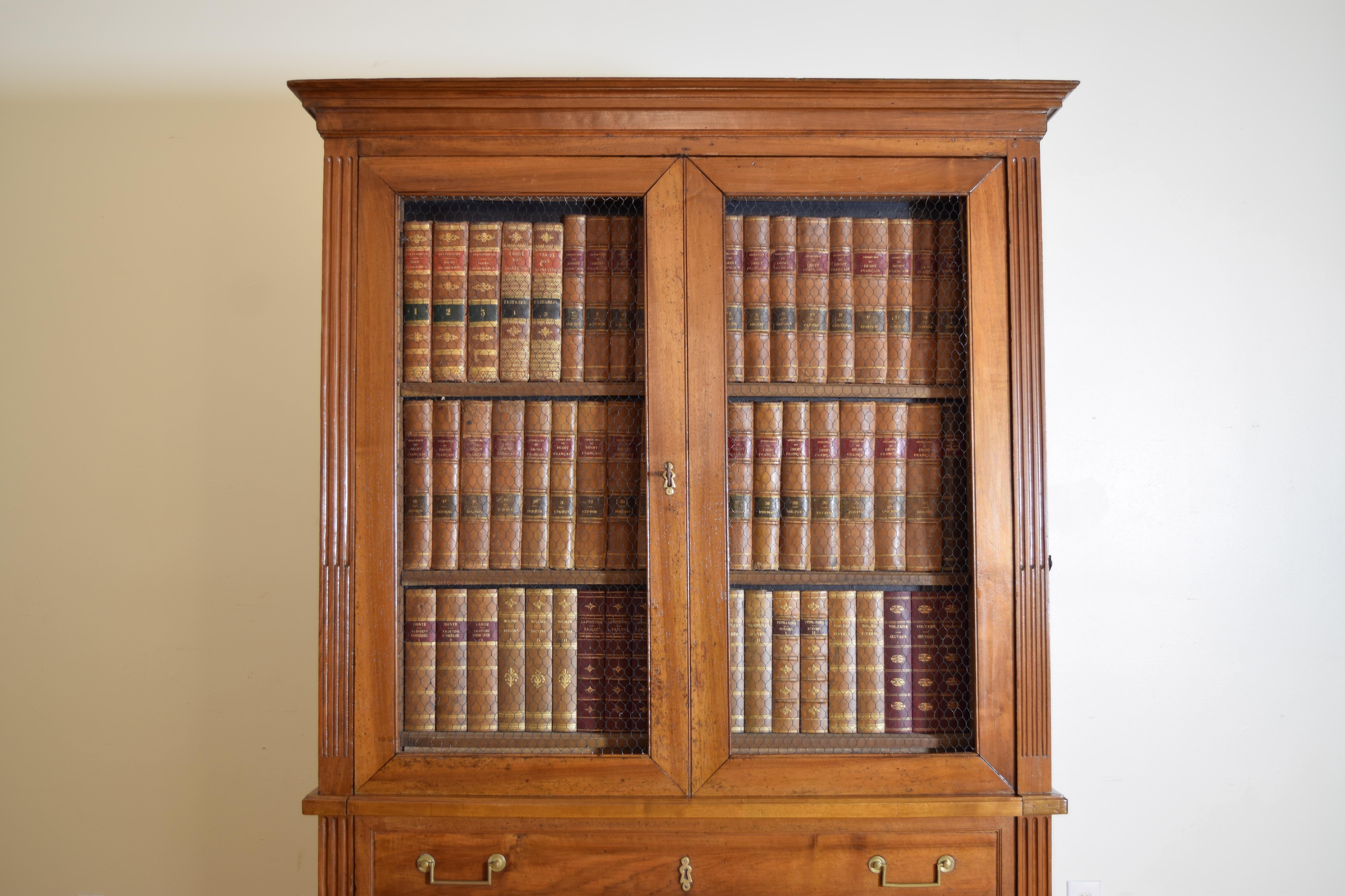 French Louis XVI Period Walnut Lit en Bibliotheque, ca. 1780 For Sale 2