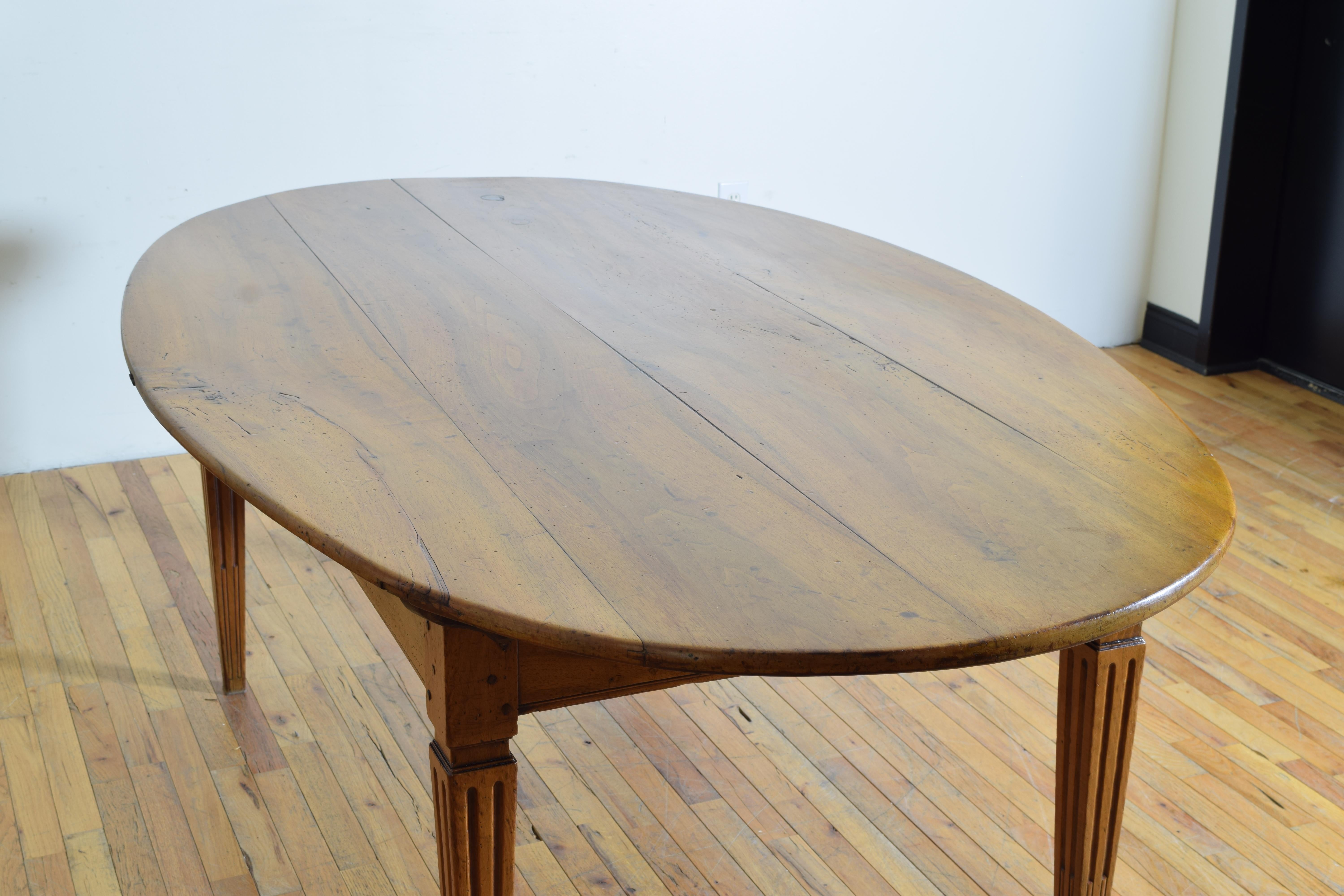 Table de salle à manger ovale en noyer d'époque Louis XVI, dernier quart du XVIIIe siècle en vente 4