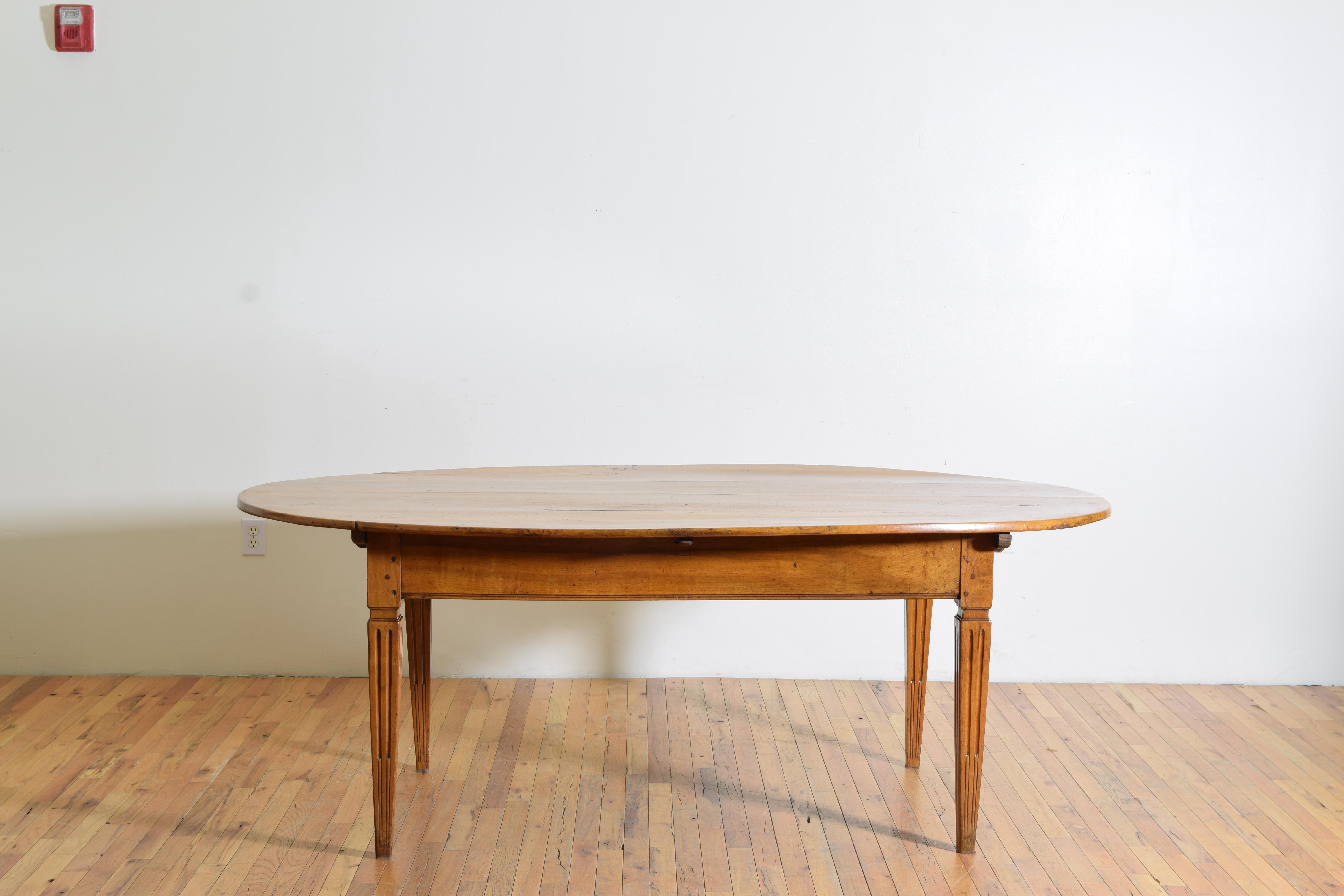 Français Table de salle à manger ovale en noyer d'époque Louis XVI, dernier quart du XVIIIe siècle en vente