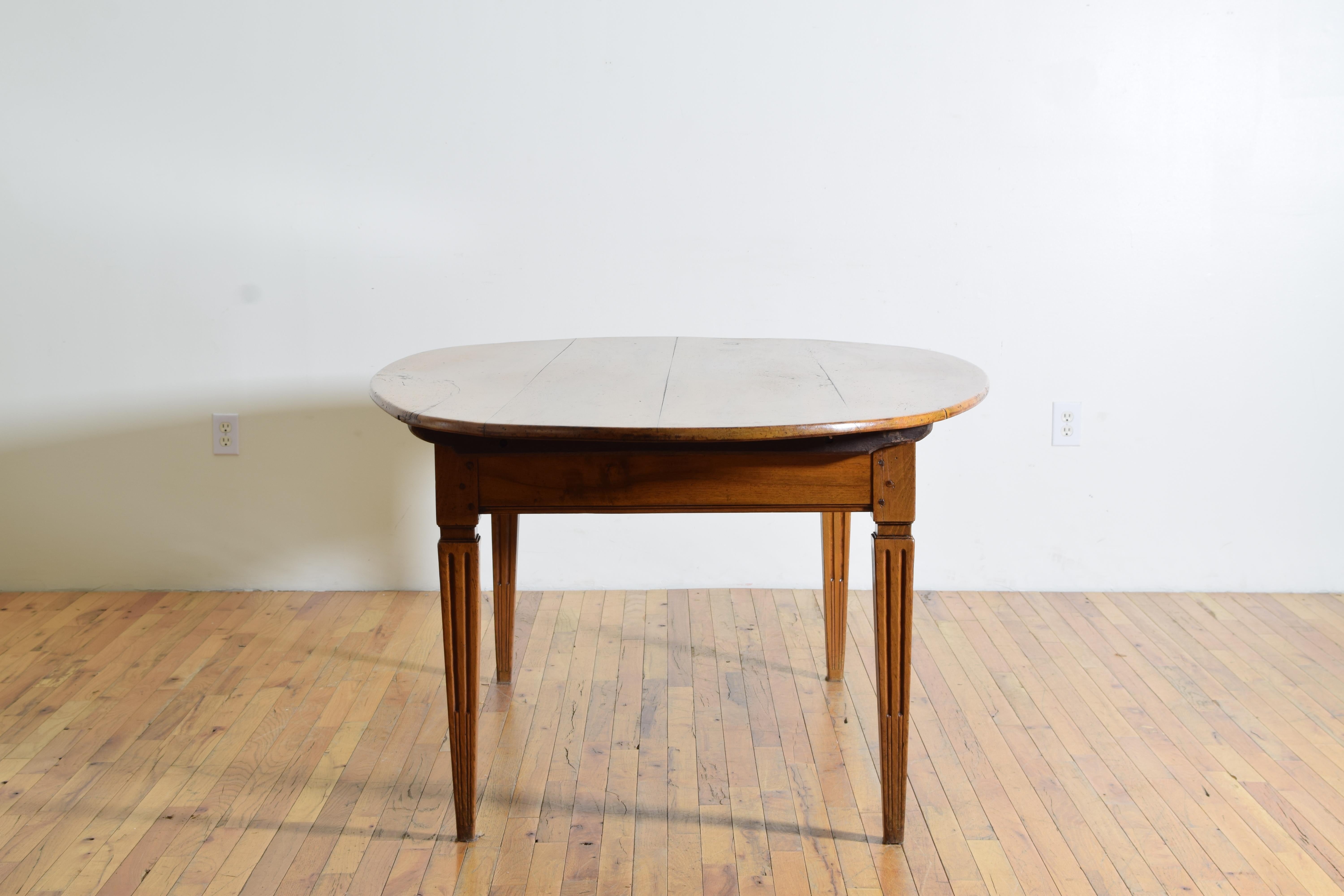Table de salle à manger ovale en noyer d'époque Louis XVI, dernier quart du XVIIIe siècle Bon état - En vente à Atlanta, GA