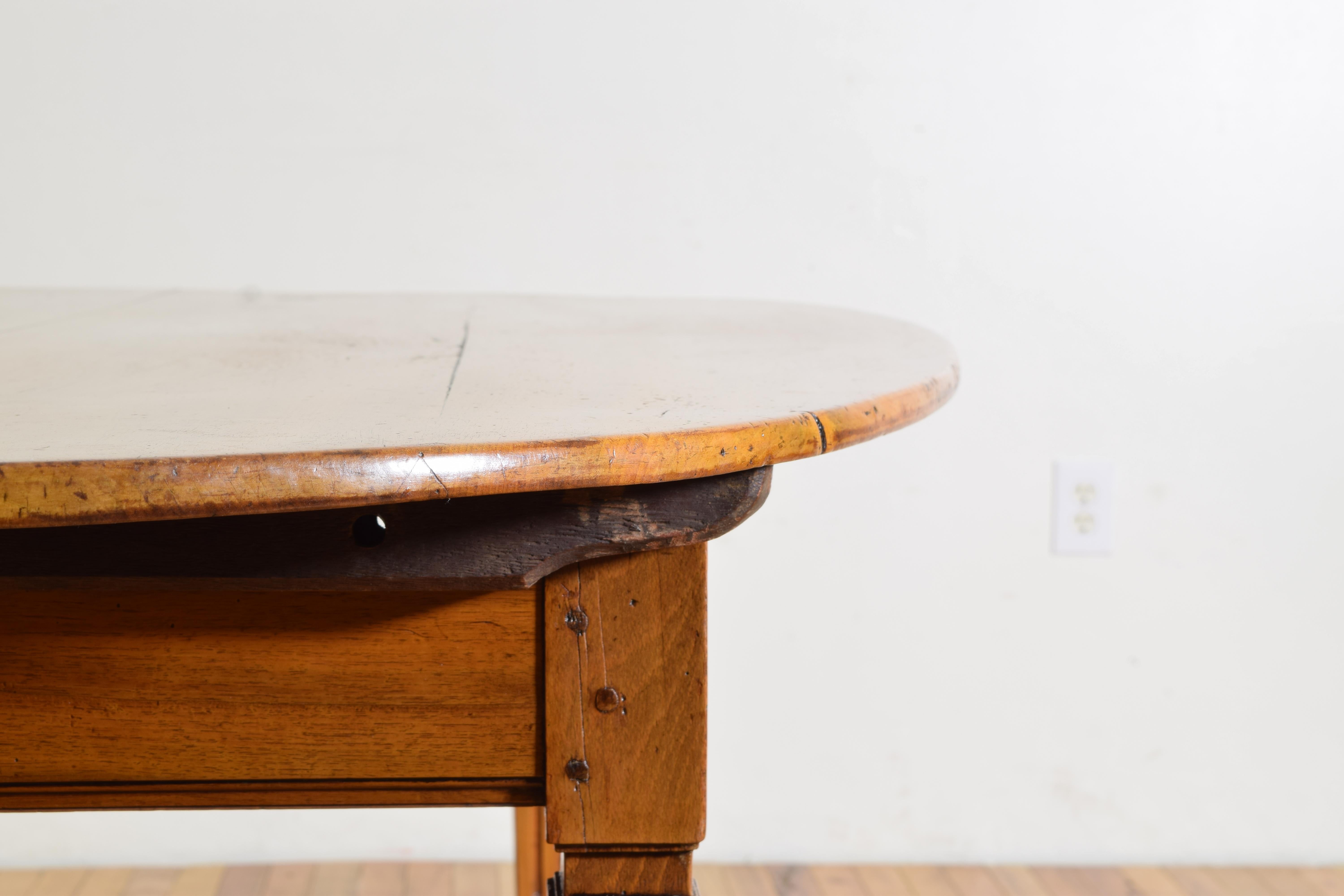 Fin du XVIIIe siècle Table de salle à manger ovale en noyer d'époque Louis XVI, dernier quart du XVIIIe siècle en vente