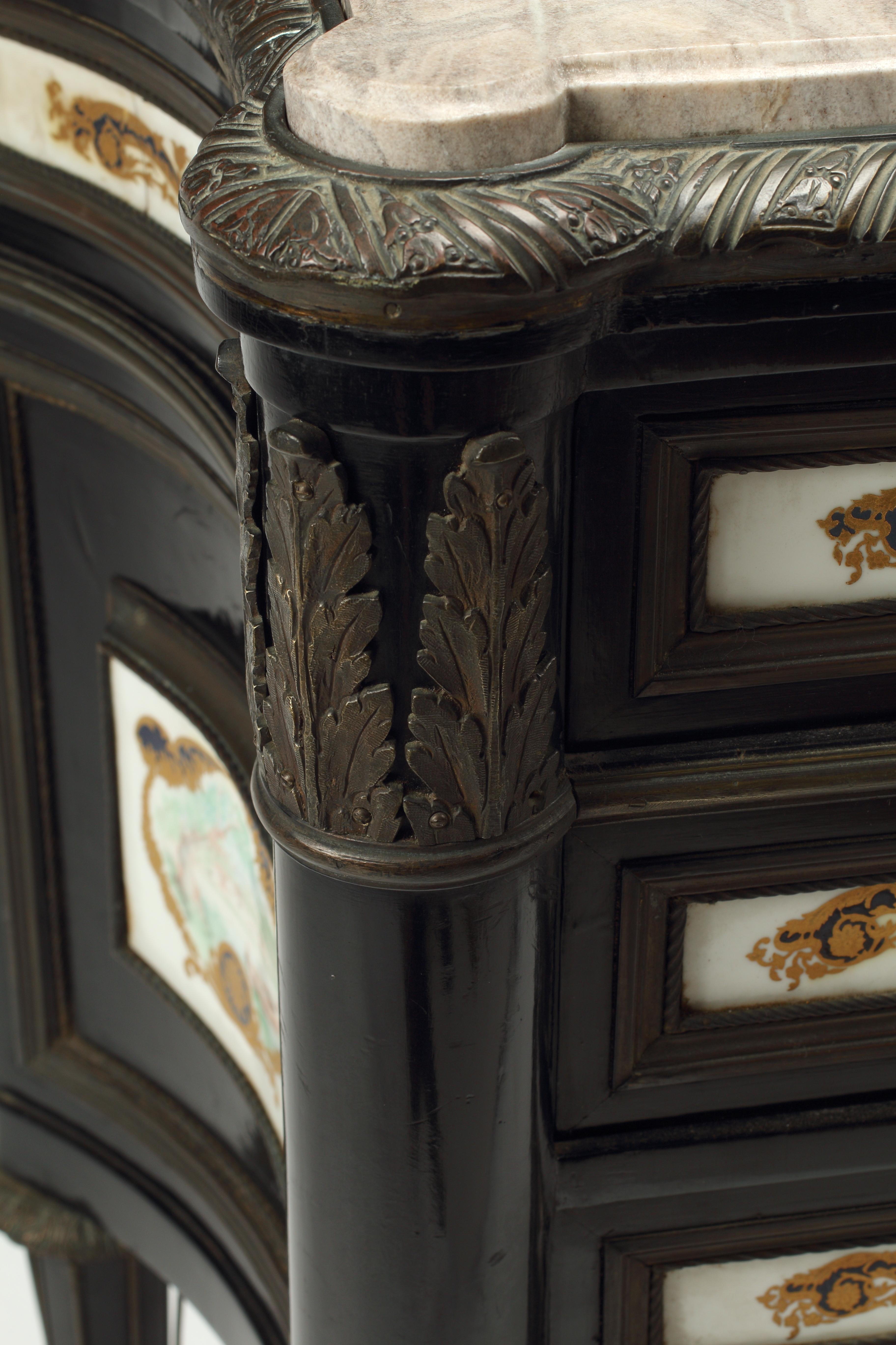 Petite Commode francese in stile Luigi XVI con montature in bronzo e porcellana In condizioni buone in vendita a El Monte, CA
