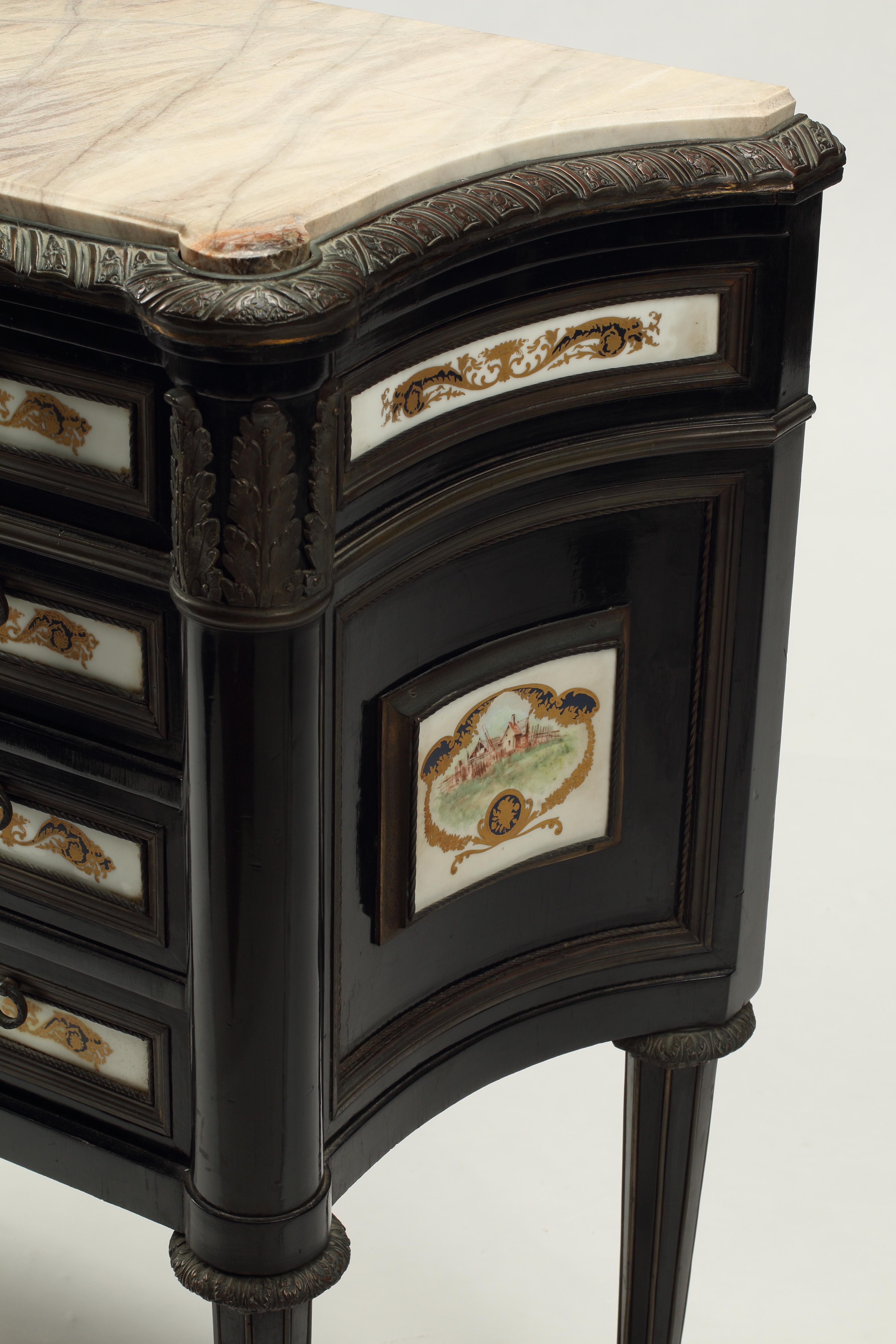 Petite Commode francese in stile Luigi XVI con montature in bronzo e porcellana in vendita 1