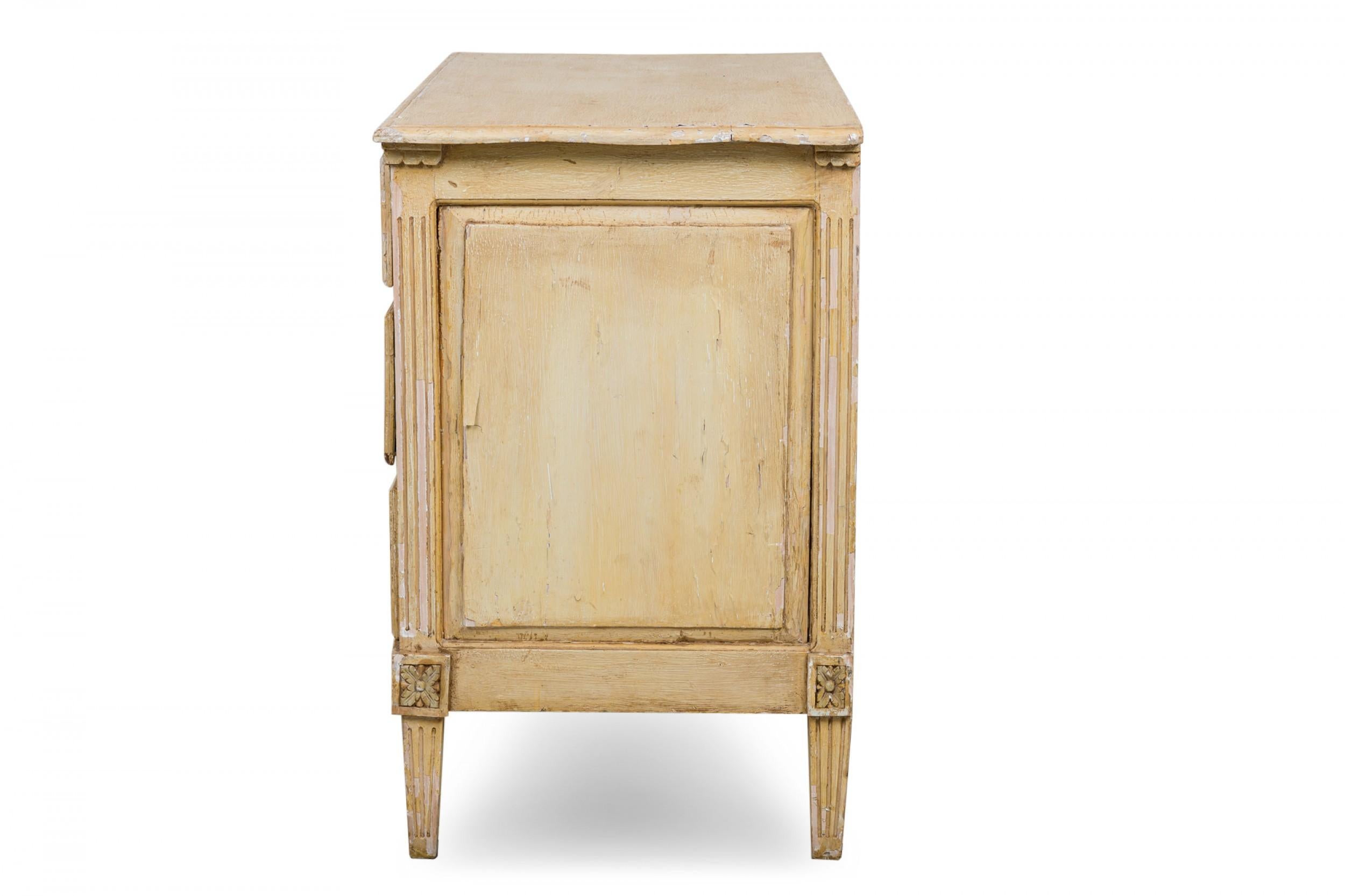 French Louis XVI Provincial Style 4-Drawer Beige and Gray Painted Commode In Good Condition For Sale In New York, NY