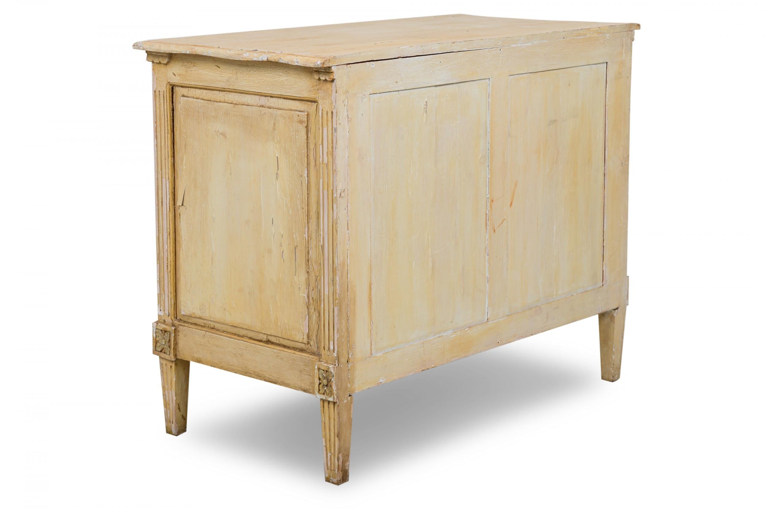 18th Century and Earlier French Louis XVI Provincial Style 4-Drawer Beige and Gray Painted Commode For Sale