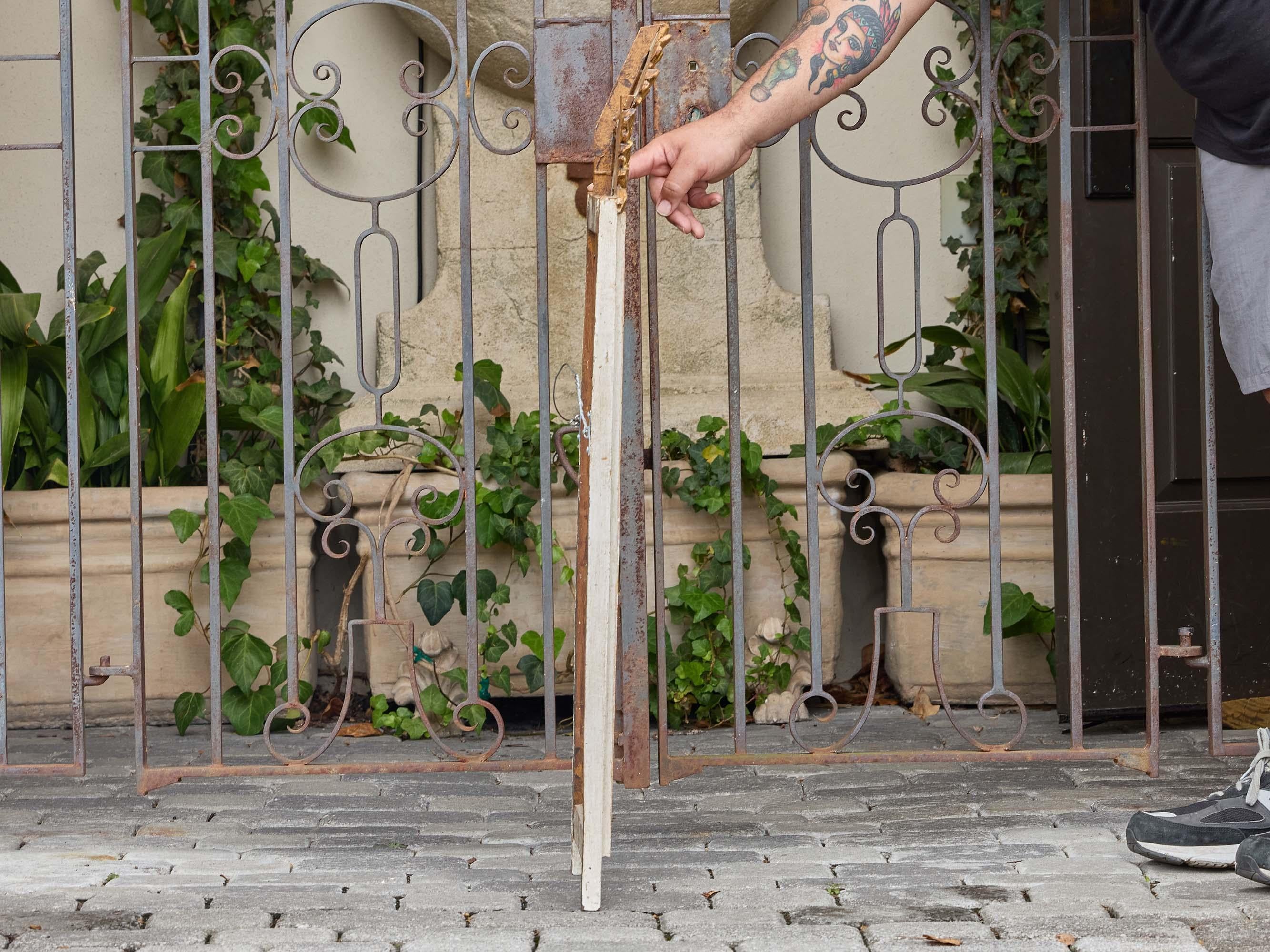 Specchio francese Luigi XVI Revival in legno dorato con cresta d'alloro, 1920 circa In condizioni buone in vendita a Atlanta, GA