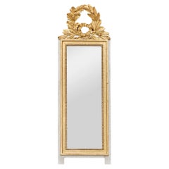 Miroir en bois doré de style néo- Louis XVI à cimier de laurier, vers 1920