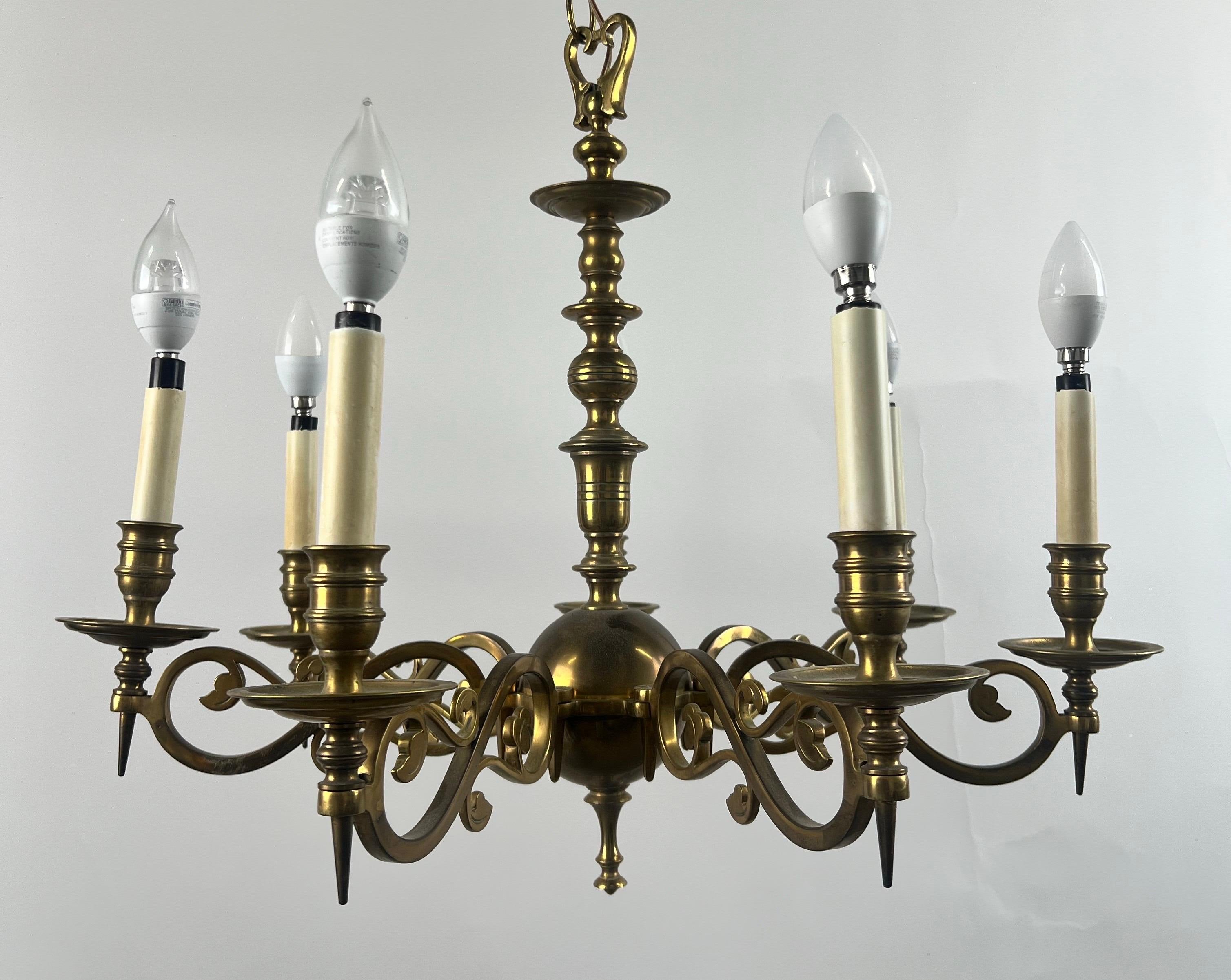 Lampadario francese in ottone in stile Luigi XVI Revival, 6 bracci: 

Questo raffinato lampadario francese in ottone in stile Luigi XVI Revival mostra un'eleganza senza tempo grazie alla sua forma neoclassica e alla calda finitura patinata. Il
