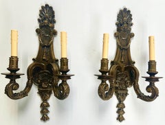 Applique murale en bronze patiné de style néo-classique Louis XVI à deux bras, a Paire