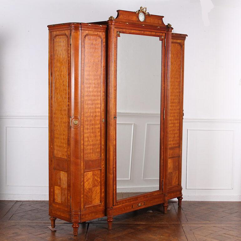 Armoire française Louis XVI en parqueterie de bois de citronnier avec montures en bronze doré en vente 3