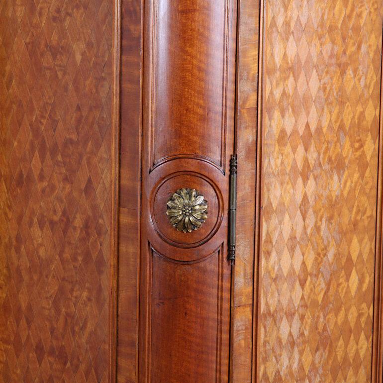 Français Armoire française Louis XVI en parqueterie de bois de citronnier avec montures en bronze doré en vente