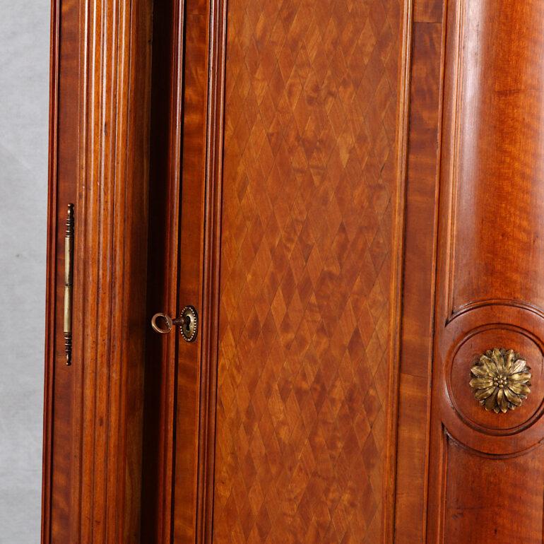 Louis XVI. Parkettschrank aus Seidenholz mit Goldbronze-Beschlägen (Frühes 20. Jahrhundert)