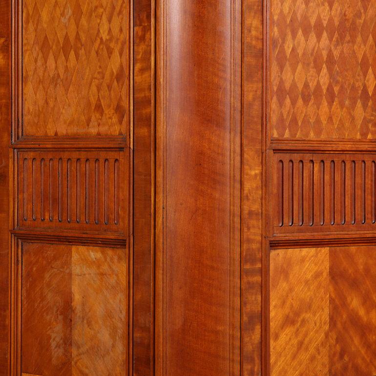 Louis XVI. Parkettschrank aus Seidenholz mit Goldbronze-Beschlägen 1