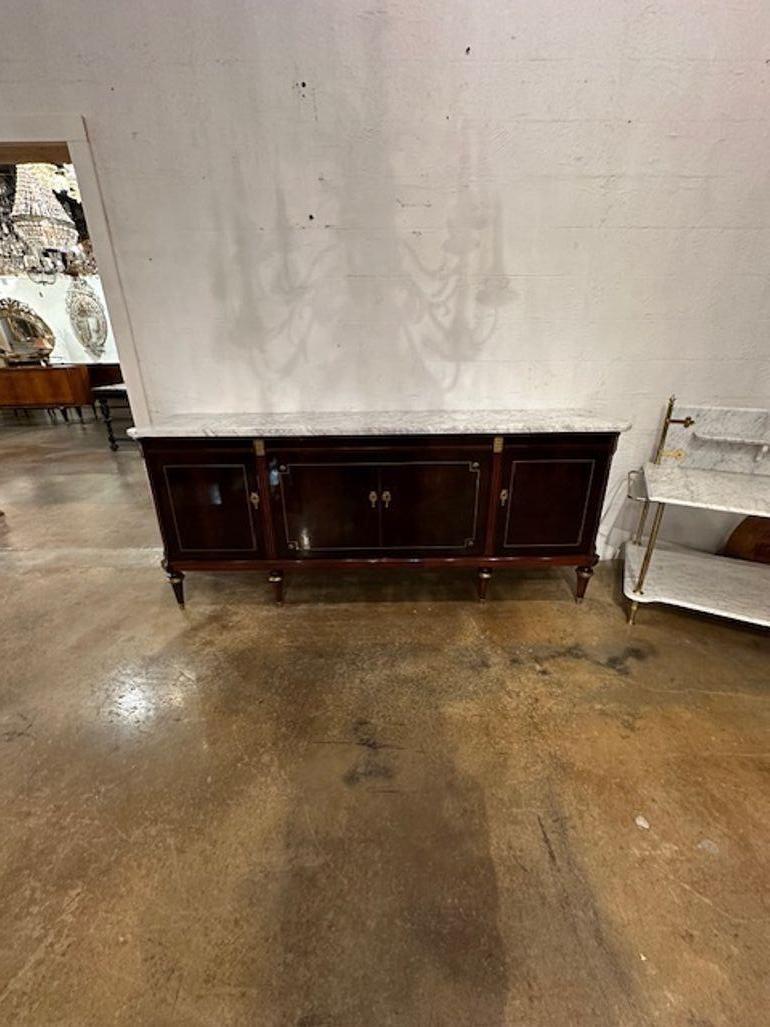 Buffet de style Louis XVI en acajou et laiton doré de grande qualité. Circa 1940.