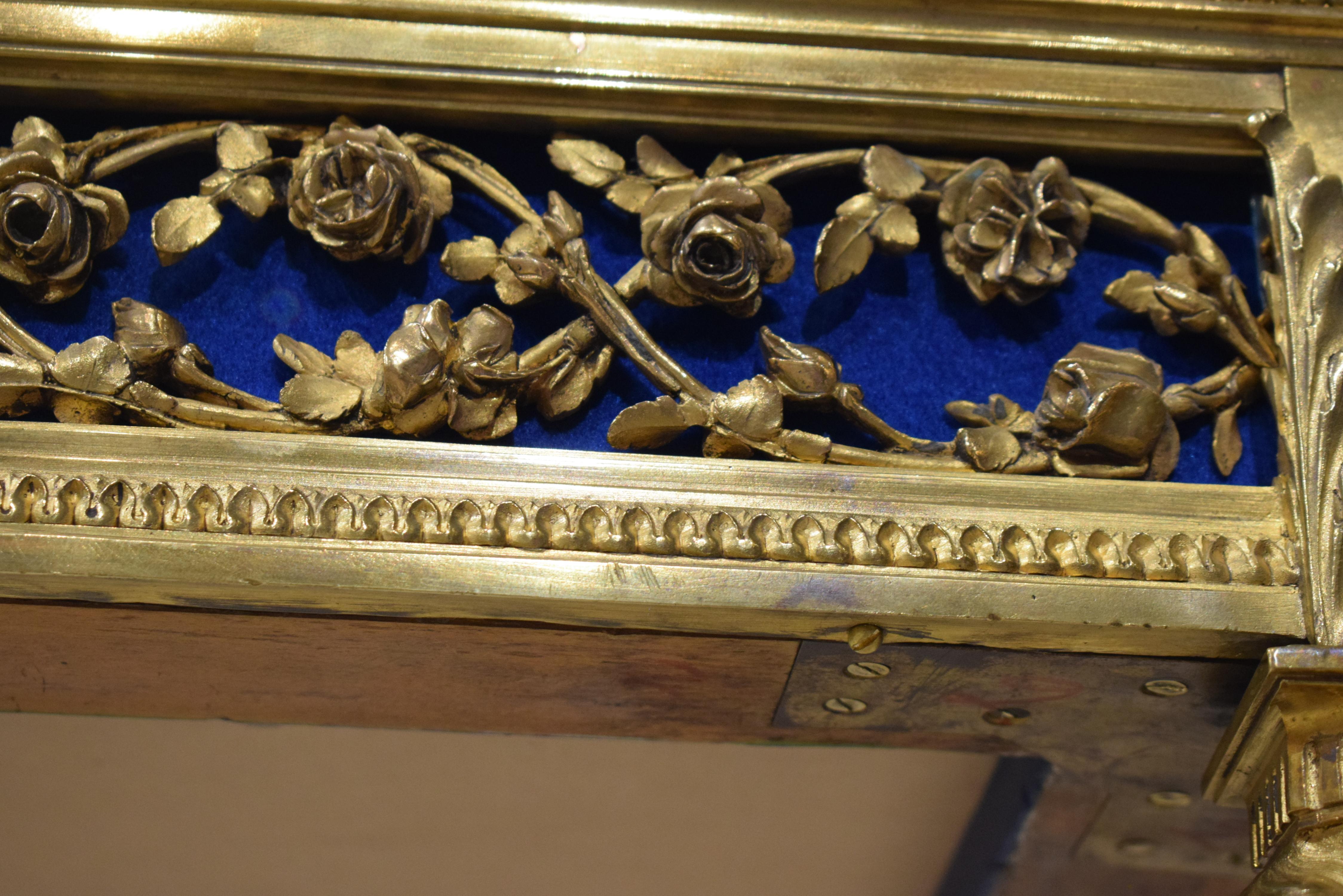 Französischer Louis XVI Vitrinentisch aus massiver Bronze im Angebot 3