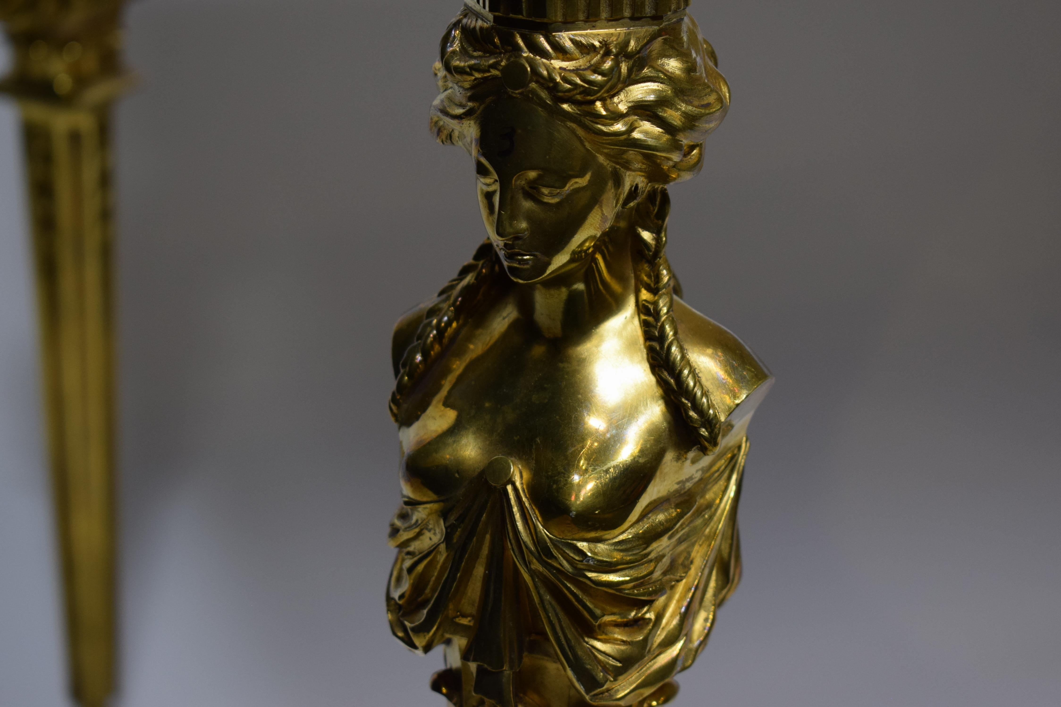 Französischer Louis XVI Vitrinentisch aus massiver Bronze im Angebot 4