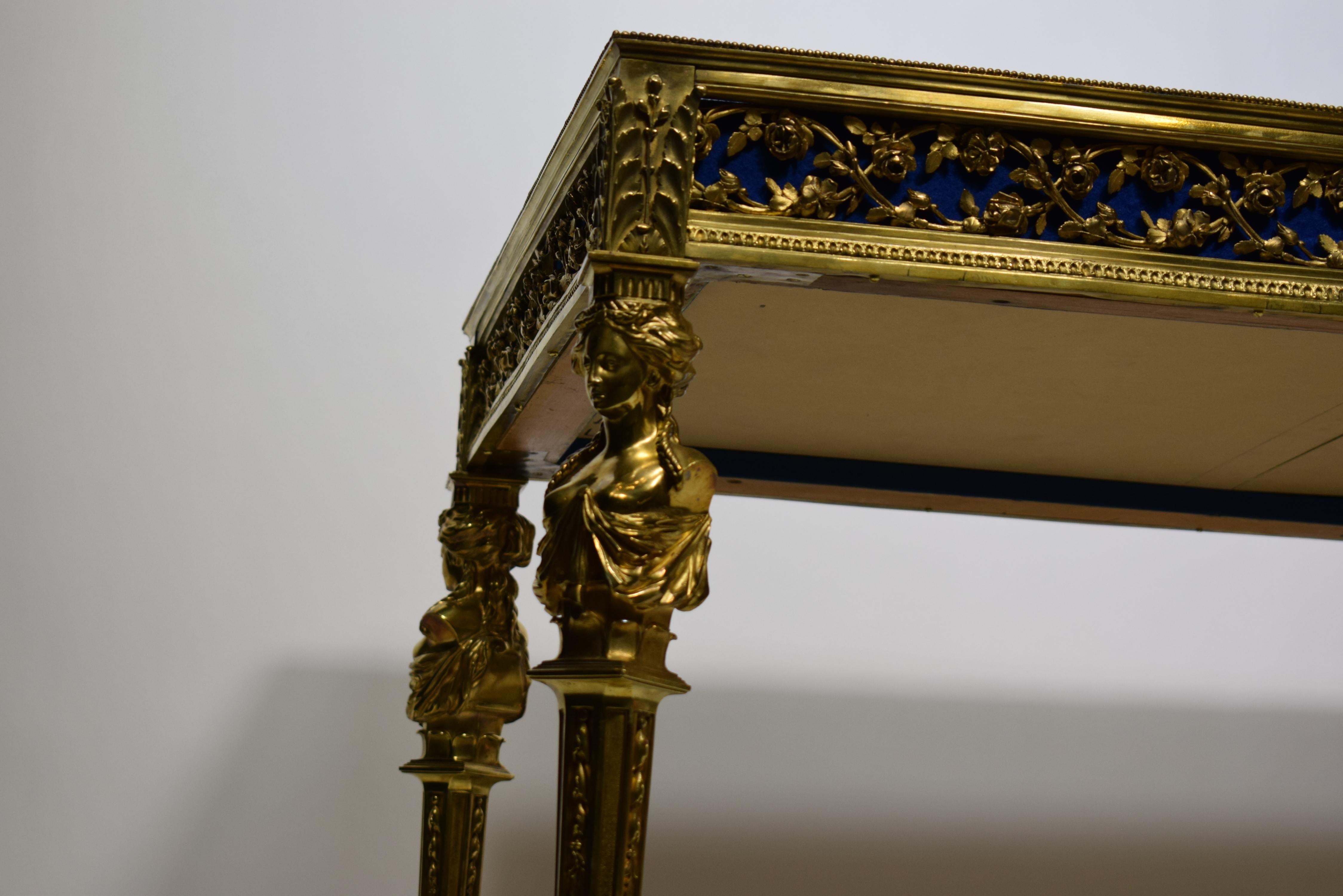 Table de Vitrine française Louis XVI en bronze massif en vente 6