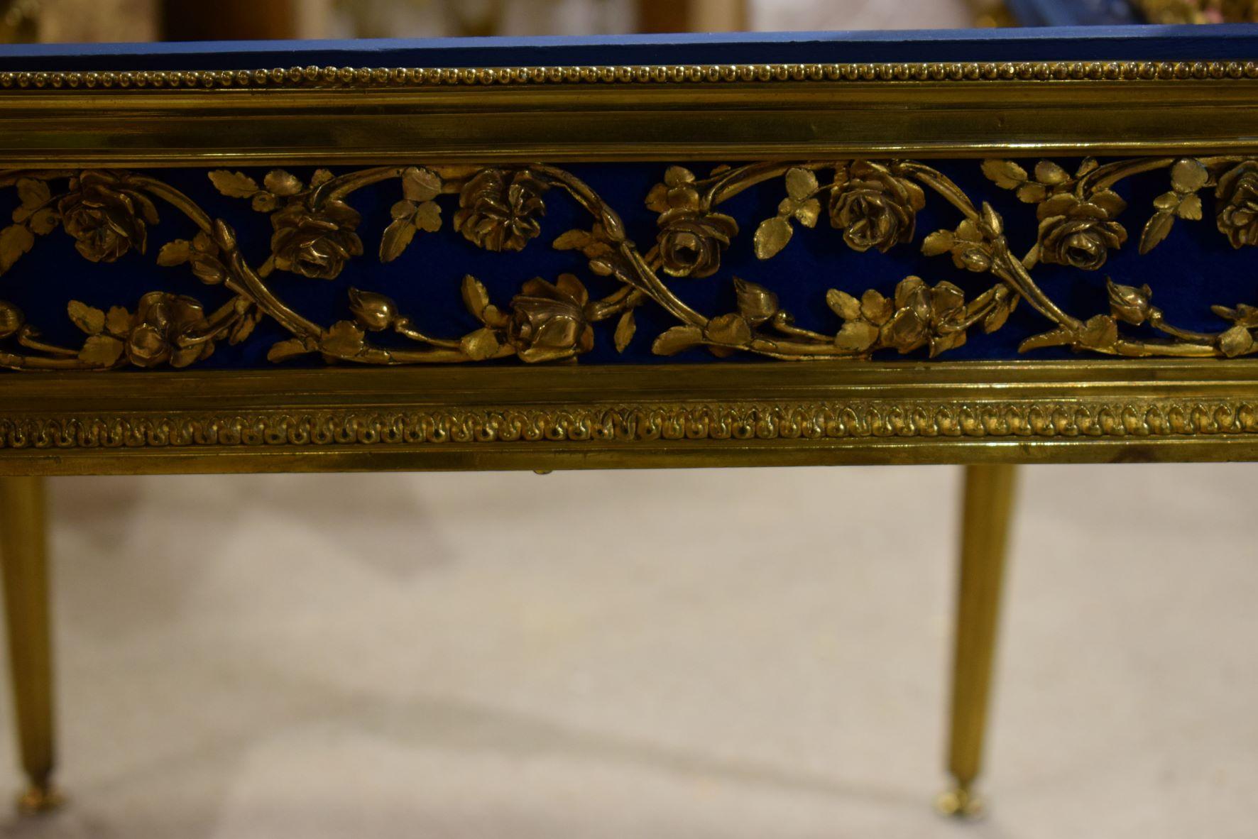 French Louis XVI Solid Bronze Vitrine Table For Sale 1