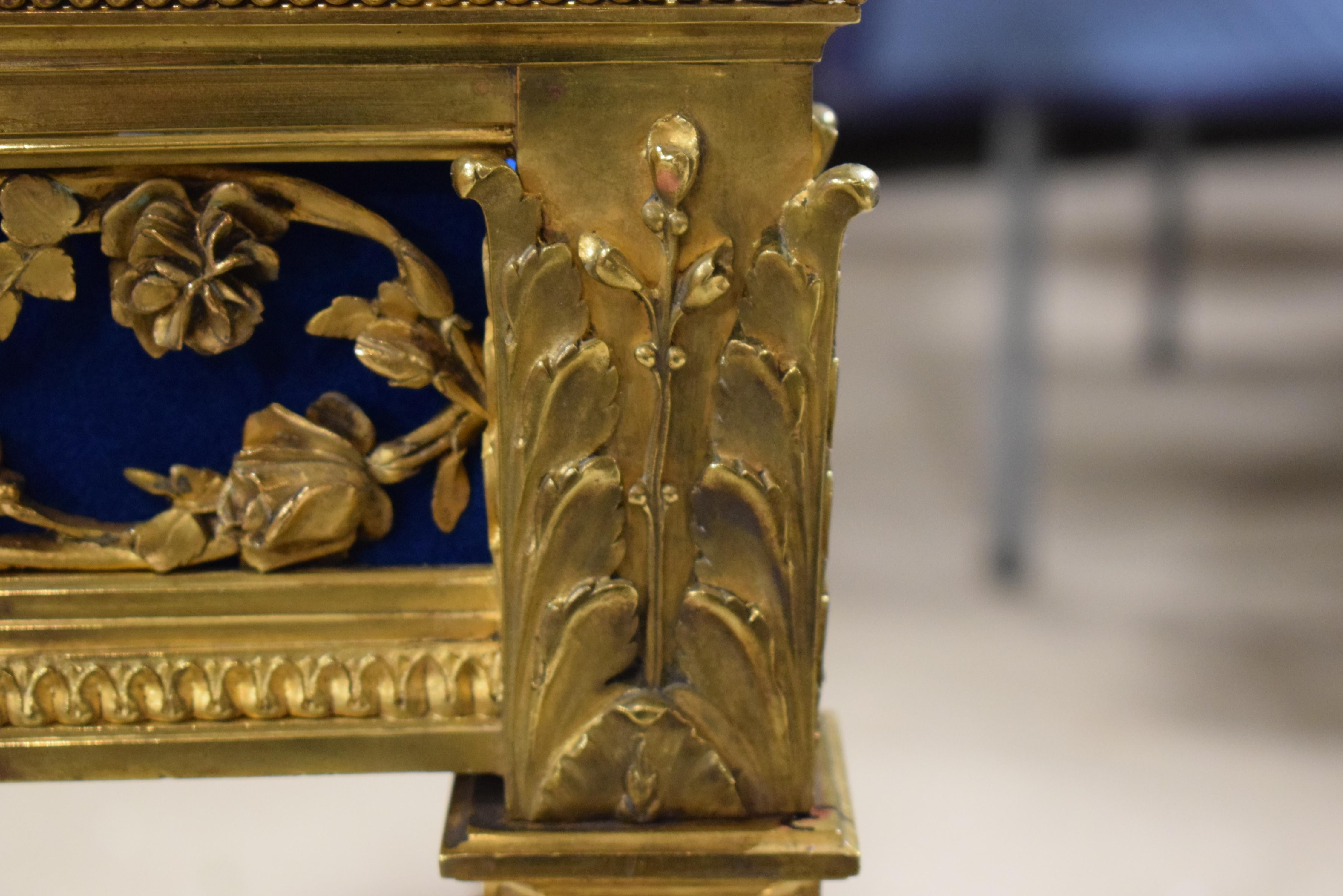 Table de Vitrine française Louis XVI en bronze massif en vente 2