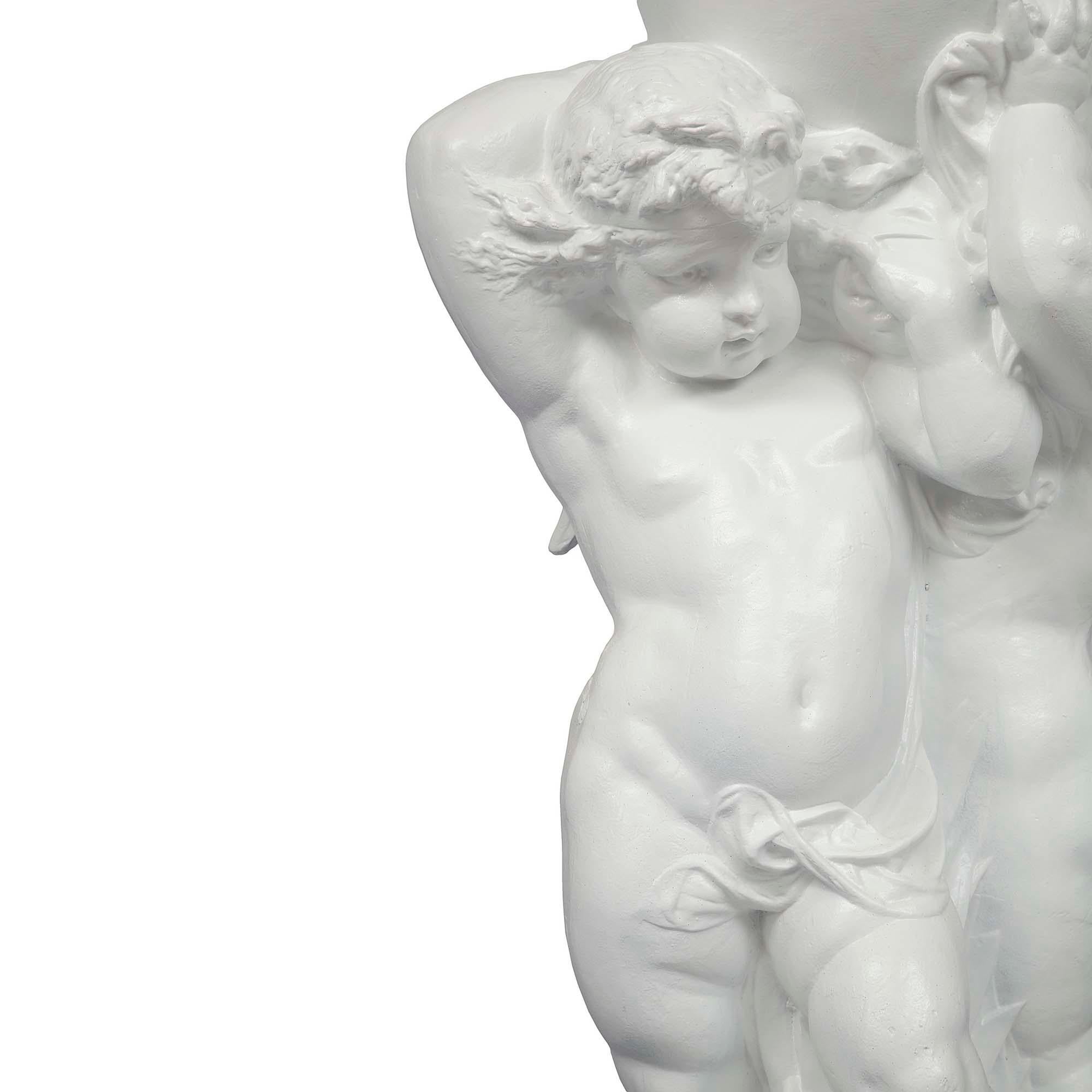 Ferro Raggruppamento di due cherubini alati in ghisa francese di epoca Luigi XVI, XIX secolo in vendita