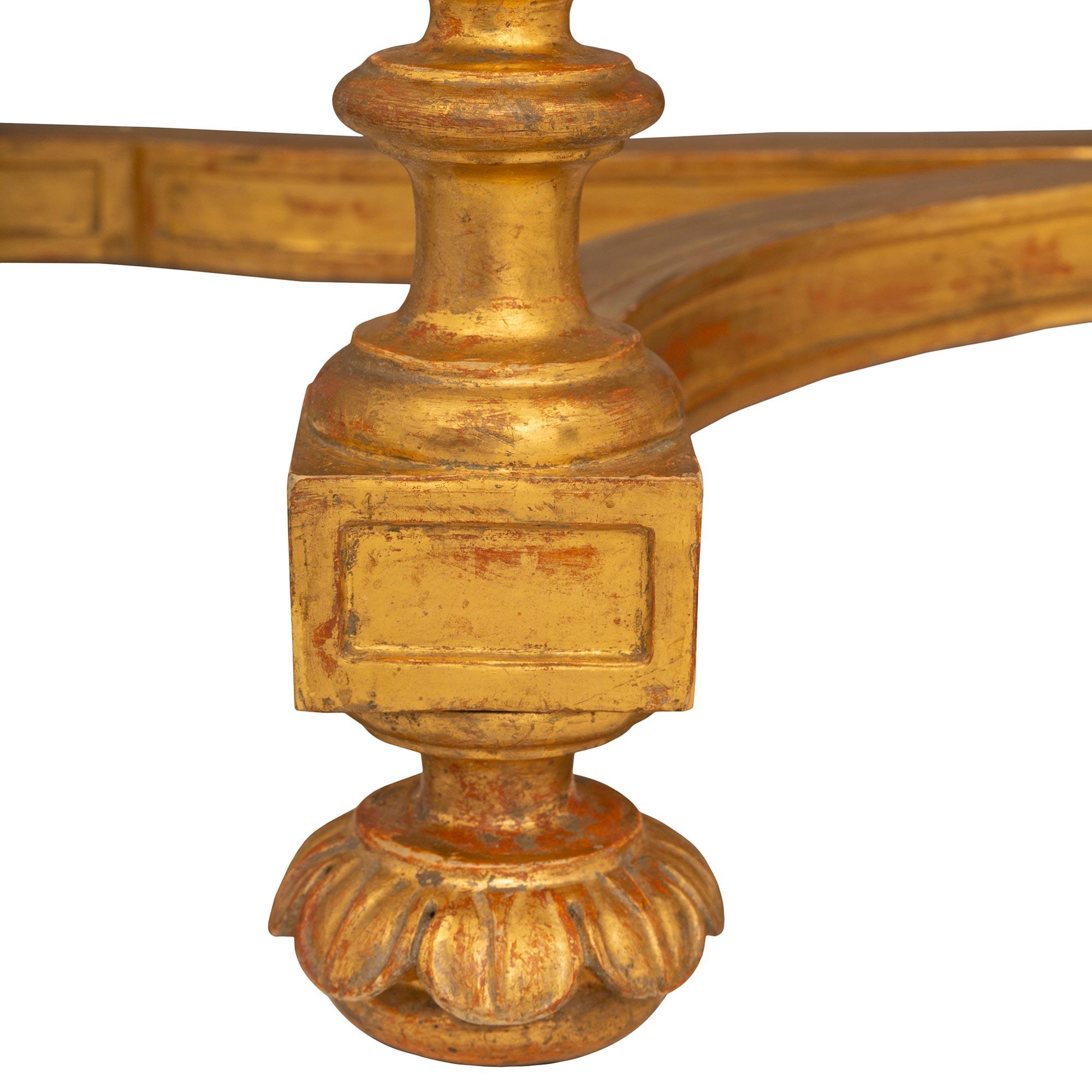 Console et miroir en bois doré de style Louis XVI français en vente 5