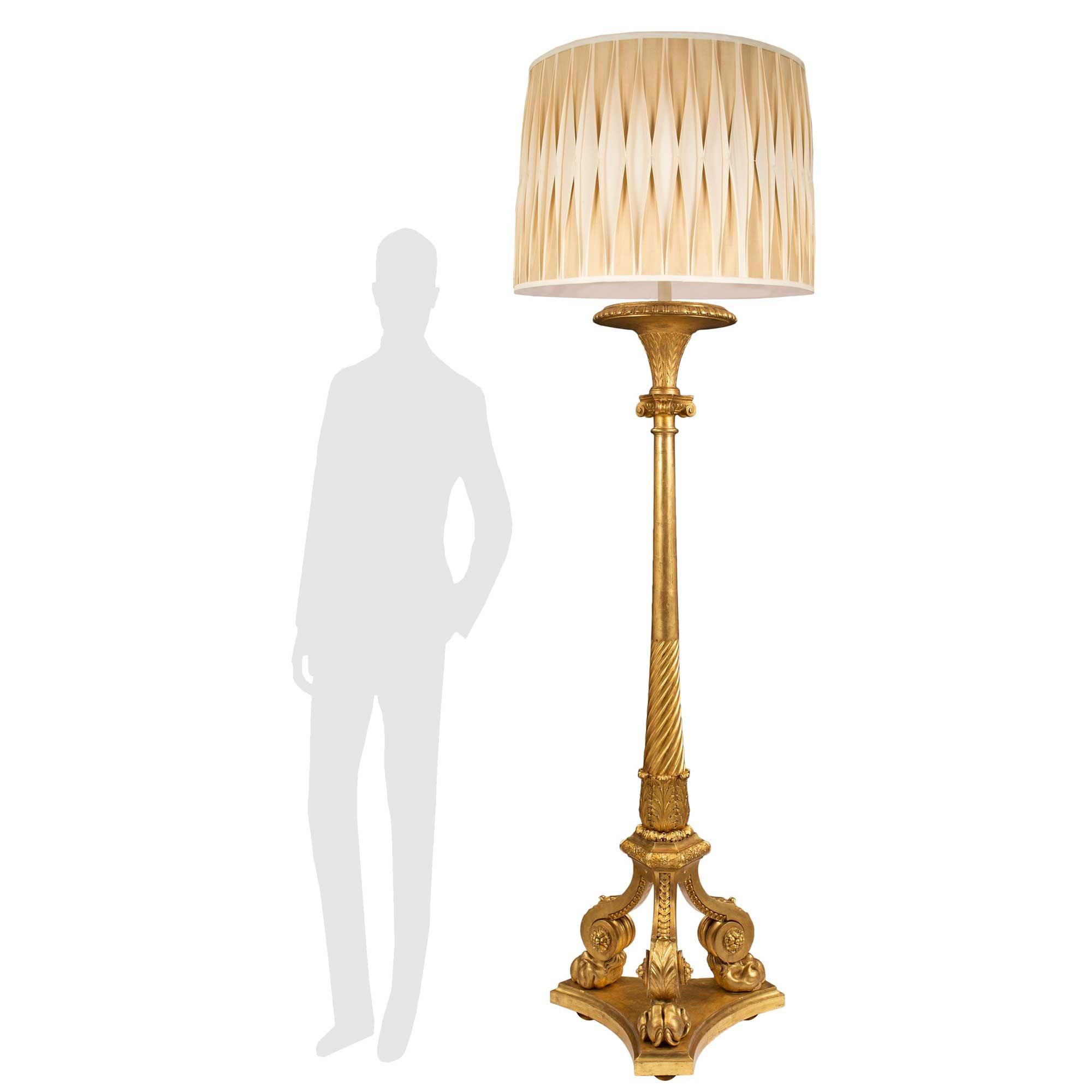 Französische französische Louis XVI St. Stehlampe aus vergoldetem Holz, Mitte des 19. Jahrhunderts (Louis XVI.) im Angebot