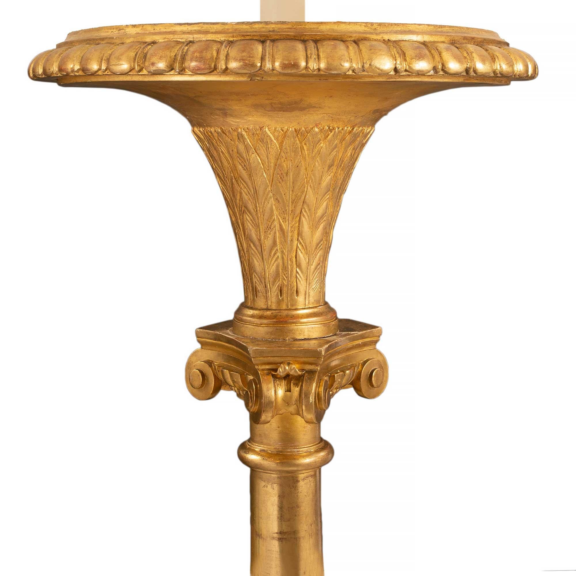 Französische französische Louis XVI St. Stehlampe aus vergoldetem Holz, Mitte des 19. Jahrhunderts im Zustand „Gut“ im Angebot in West Palm Beach, FL