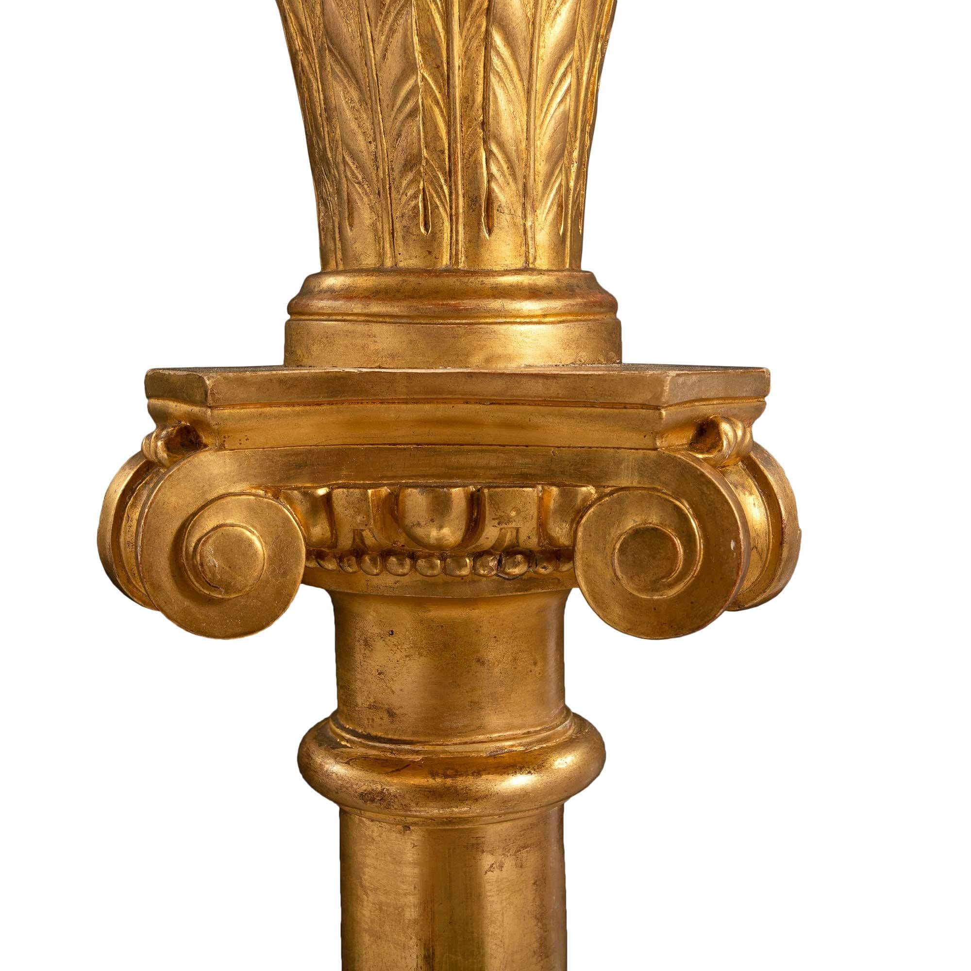 Französische französische Louis XVI St. Stehlampe aus vergoldetem Holz, Mitte des 19. Jahrhunderts (Vergoldetes Holz) im Angebot