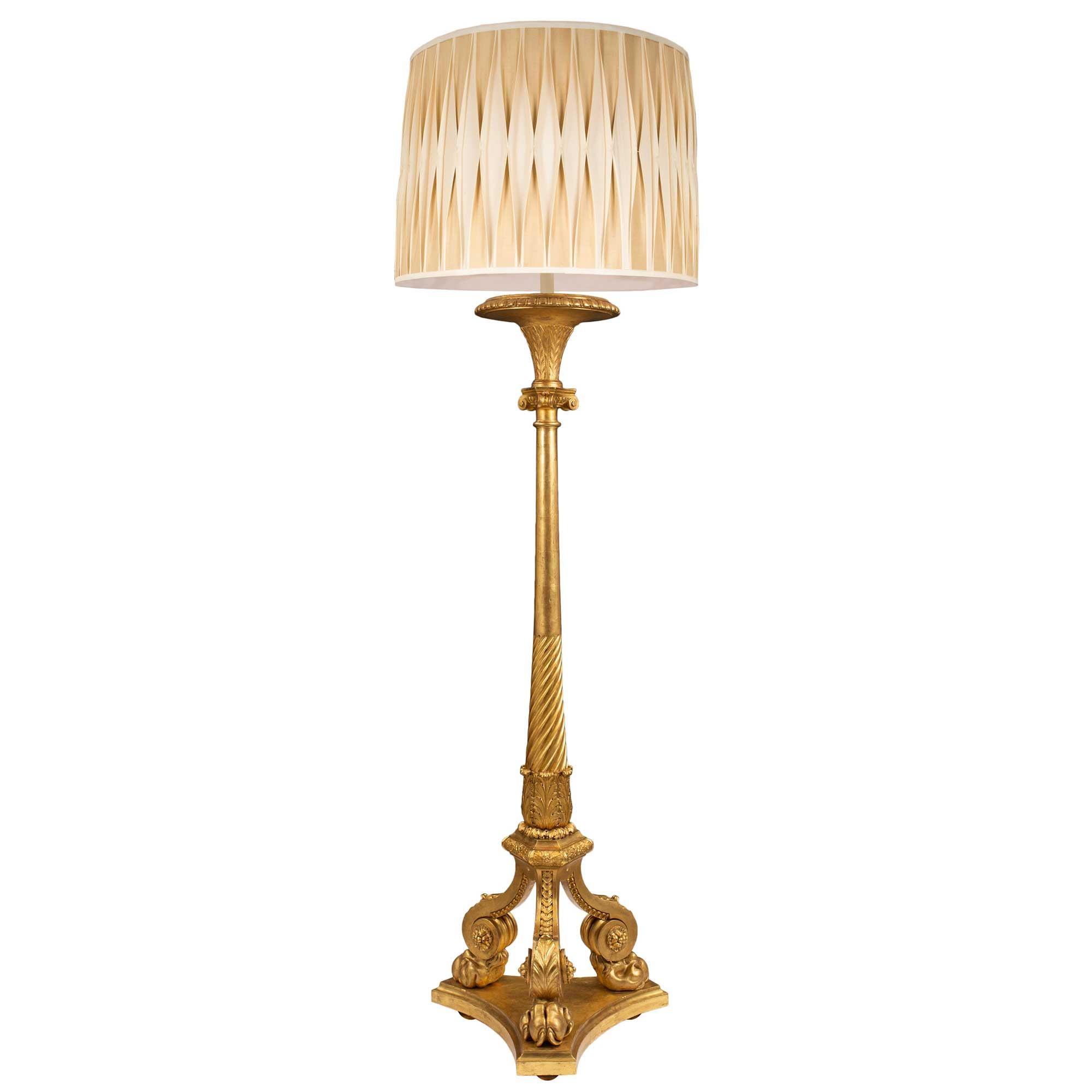 Lampadaire français Louis XVI en bois doré du milieu du XIXe siècle en vente