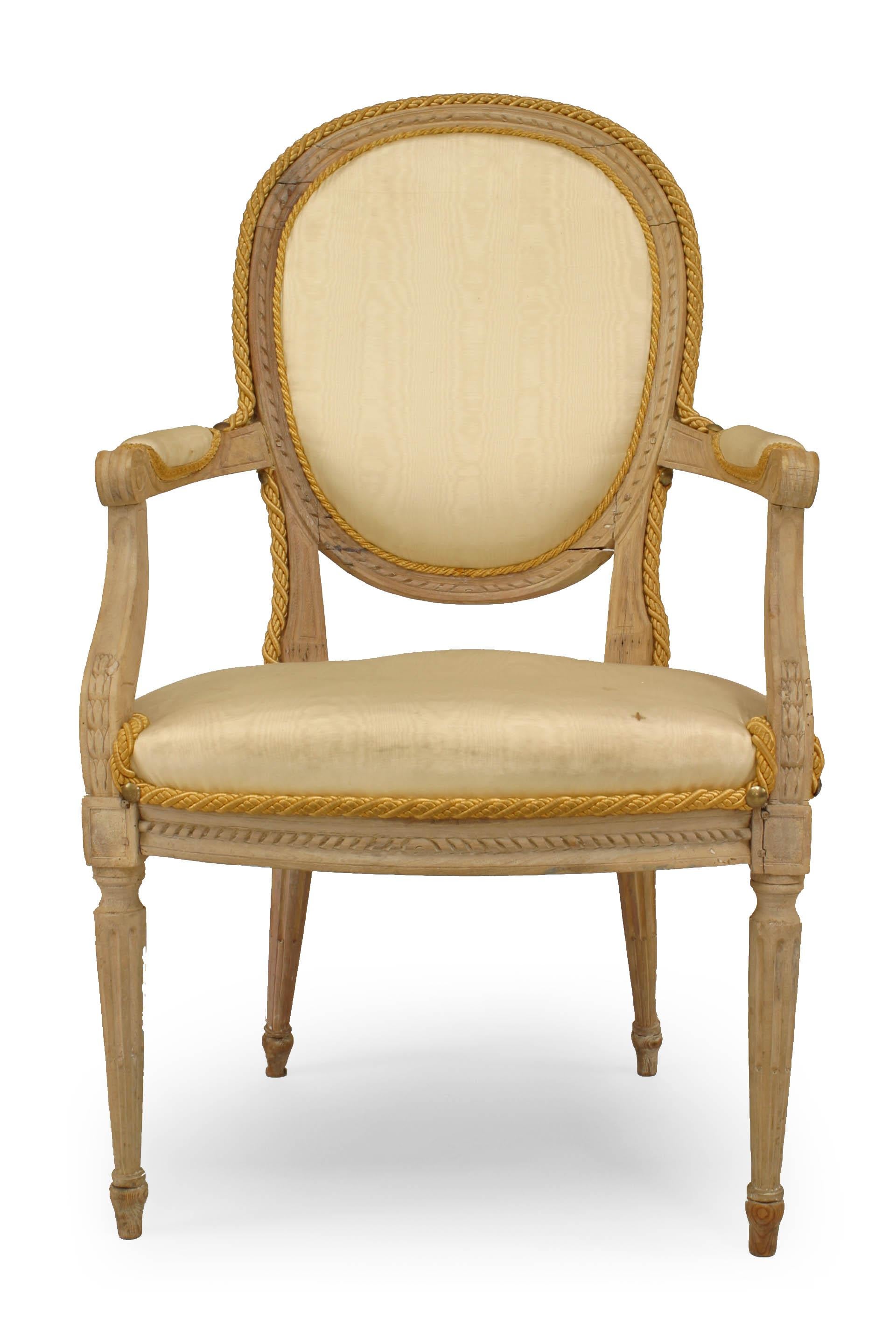 Français Ensemble de 10 chaises de salle à manger françaises Louis XVI rayées et bleues en vente