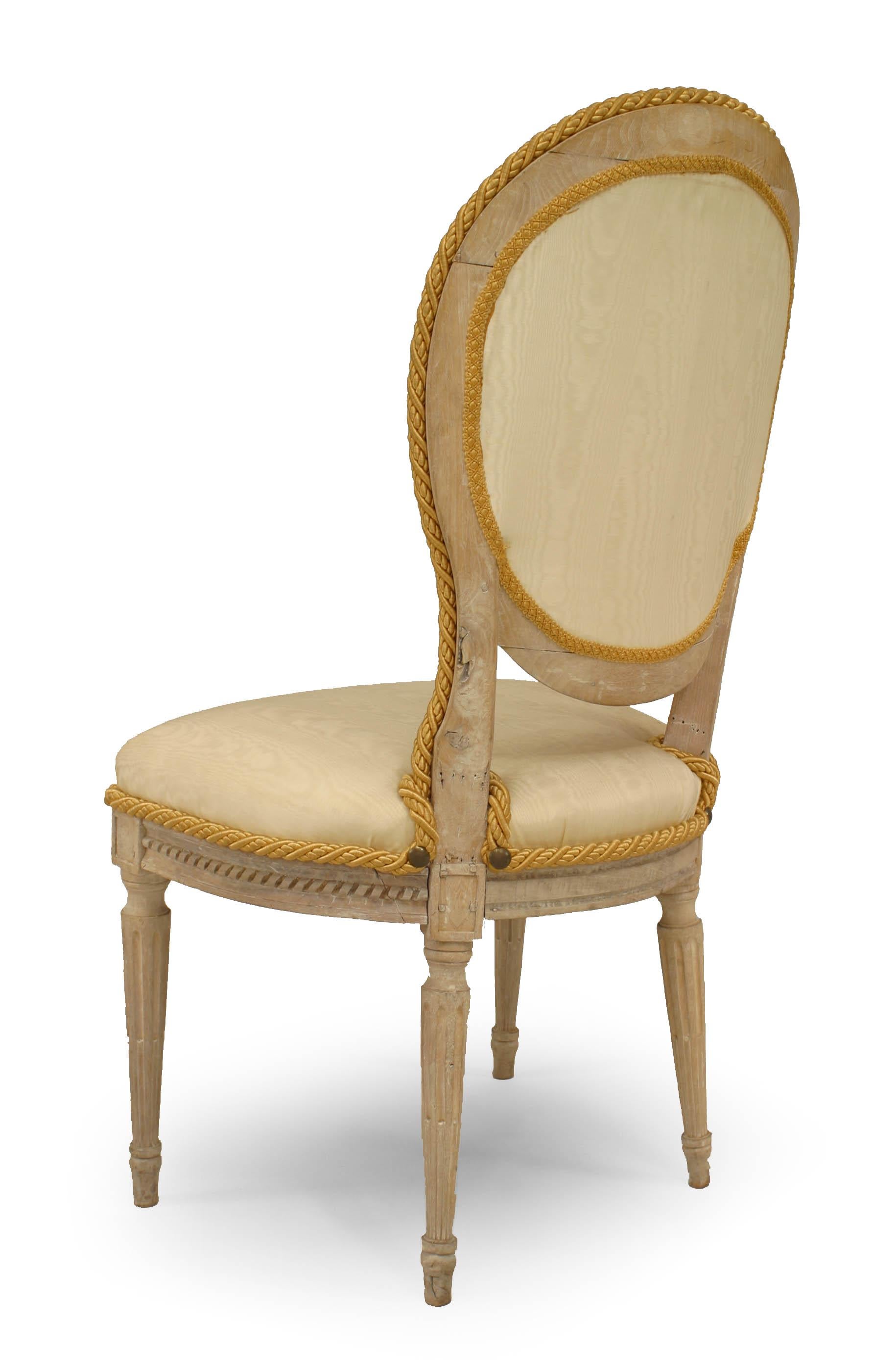 Blanchi Ensemble de 10 chaises de salle à manger françaises Louis XVI rayées et bleues en vente