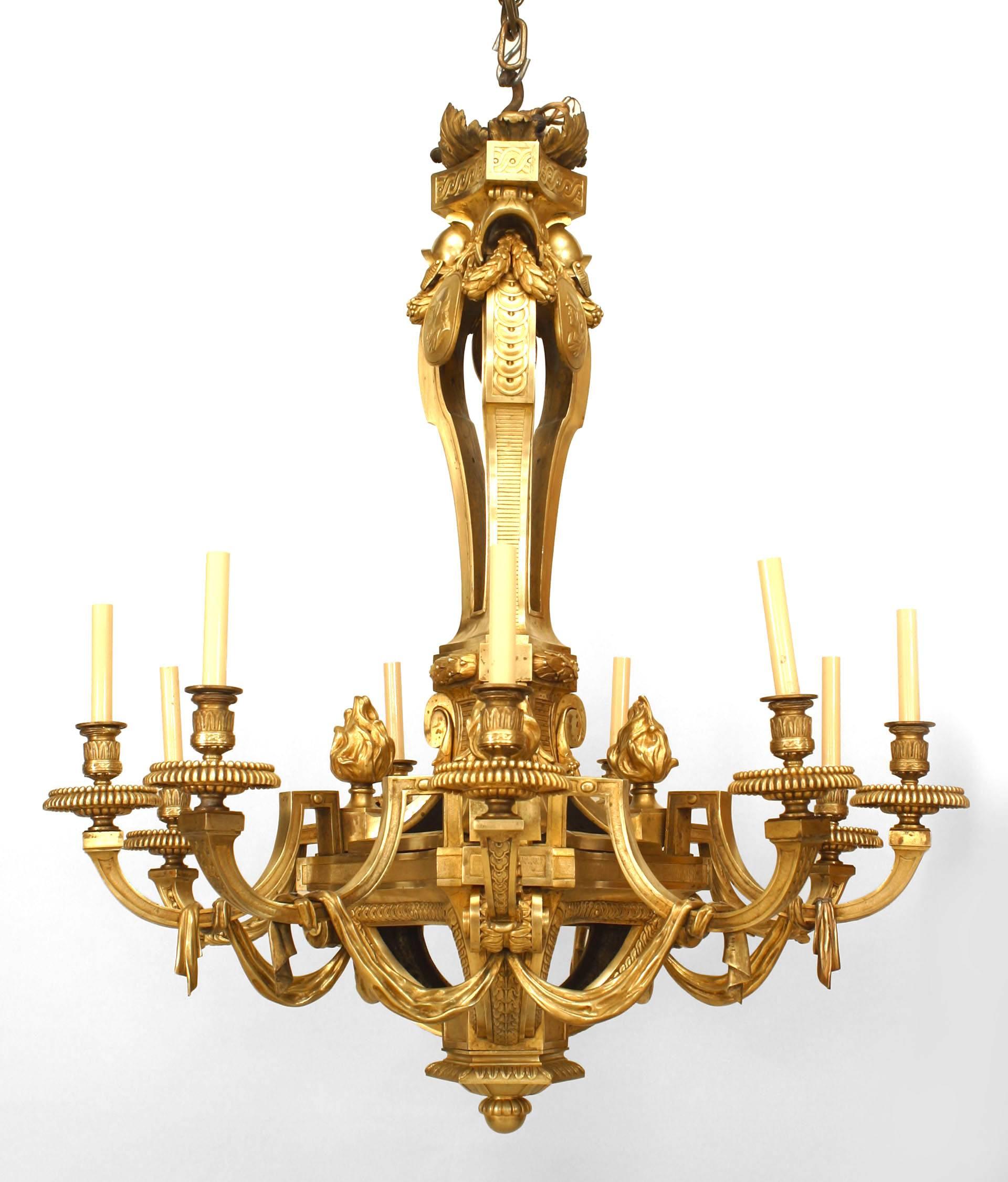 Lustre français de style Louis XVI (19e siècle) en bronze doré à 12 bras, avec un design en forme de houppe et de flamme.
