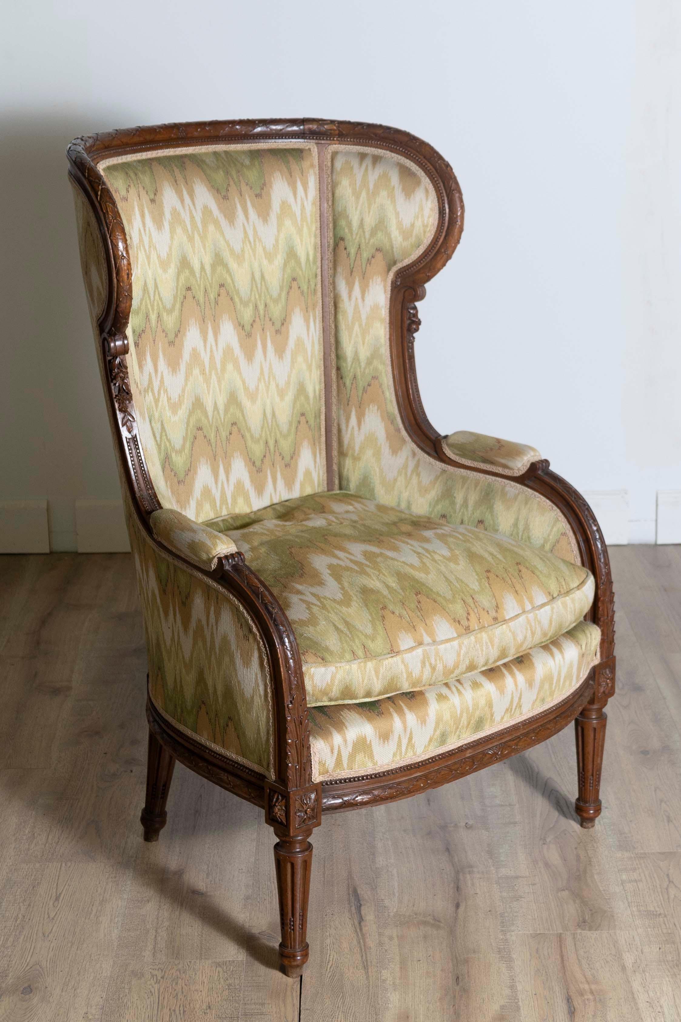 Français Bergère à Oreilles en noyer de style Louis XVI des années 1870 avec décor sculpté en vente