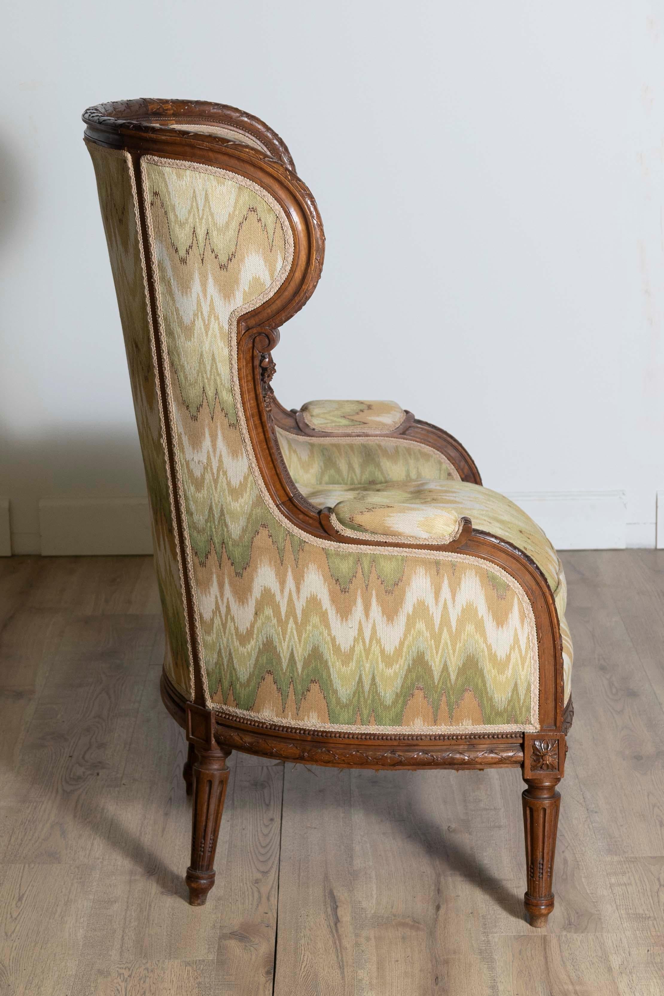 Sculpté Bergère à Oreilles en noyer de style Louis XVI des années 1870 avec décor sculpté en vente