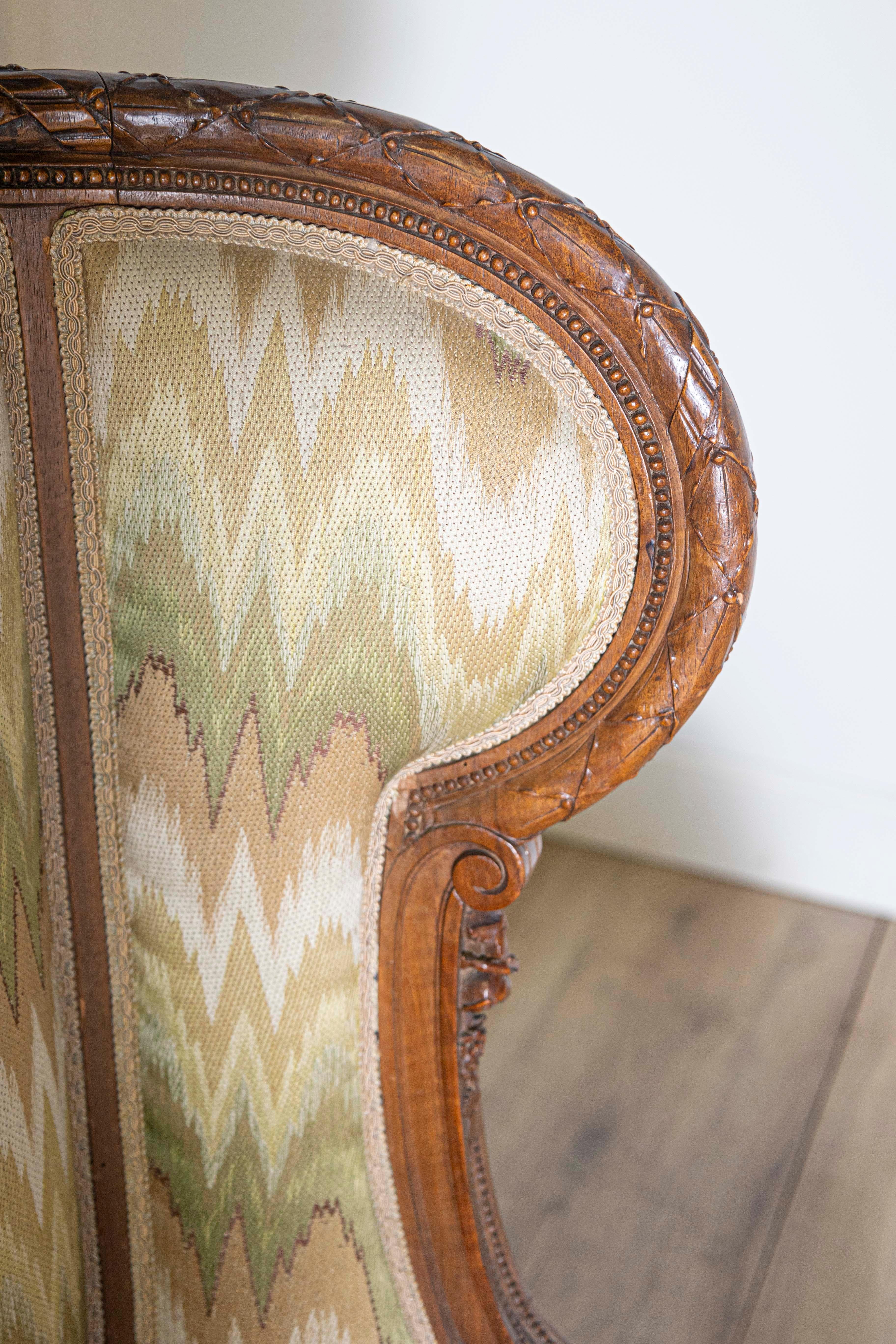 Bergère à Oreilles en noyer de style Louis XVI des années 1870 avec décor sculpté Bon état - En vente à Atlanta, GA