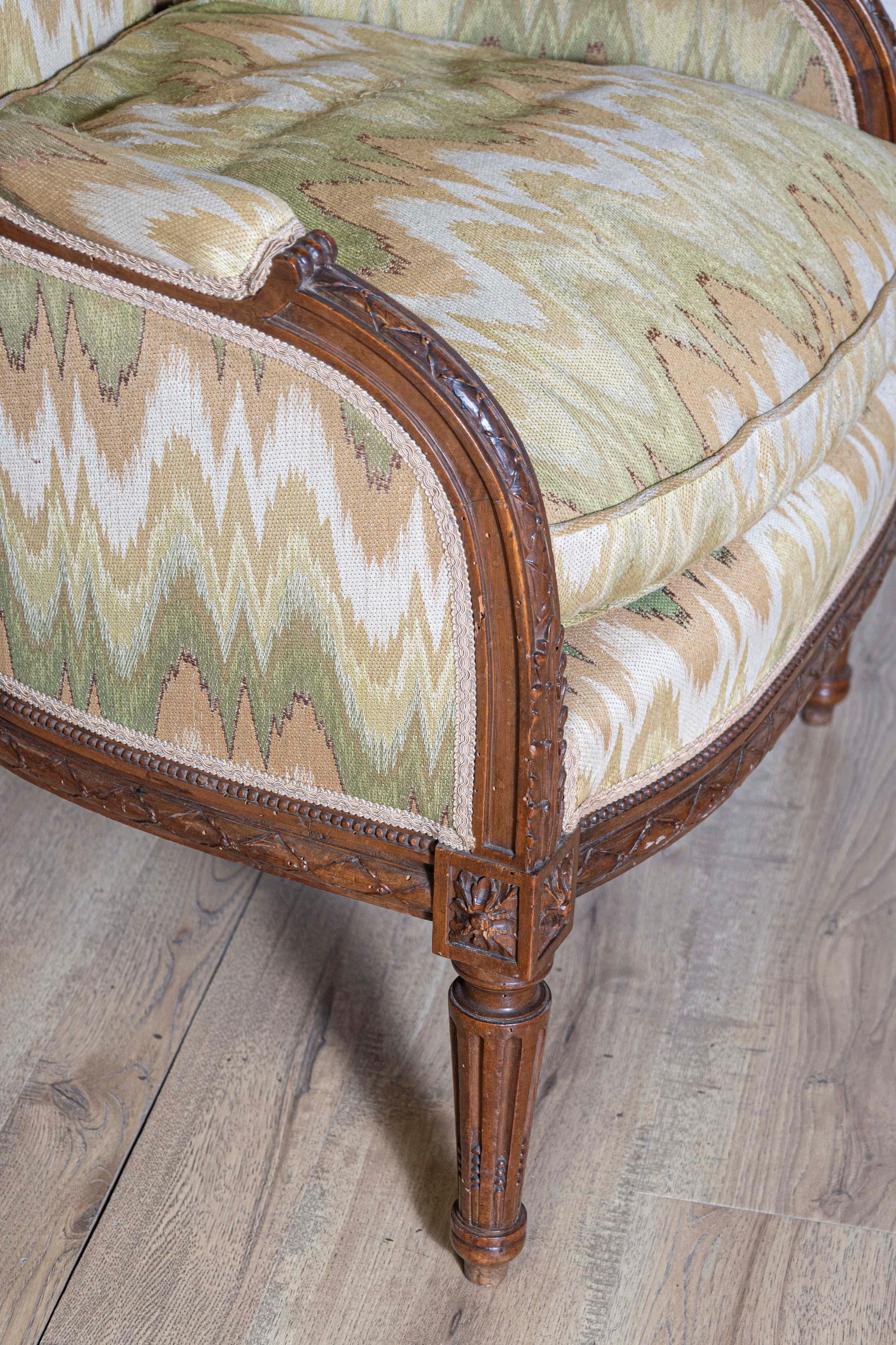 XIXe siècle Bergère à Oreilles en noyer de style Louis XVI des années 1870 avec décor sculpté en vente